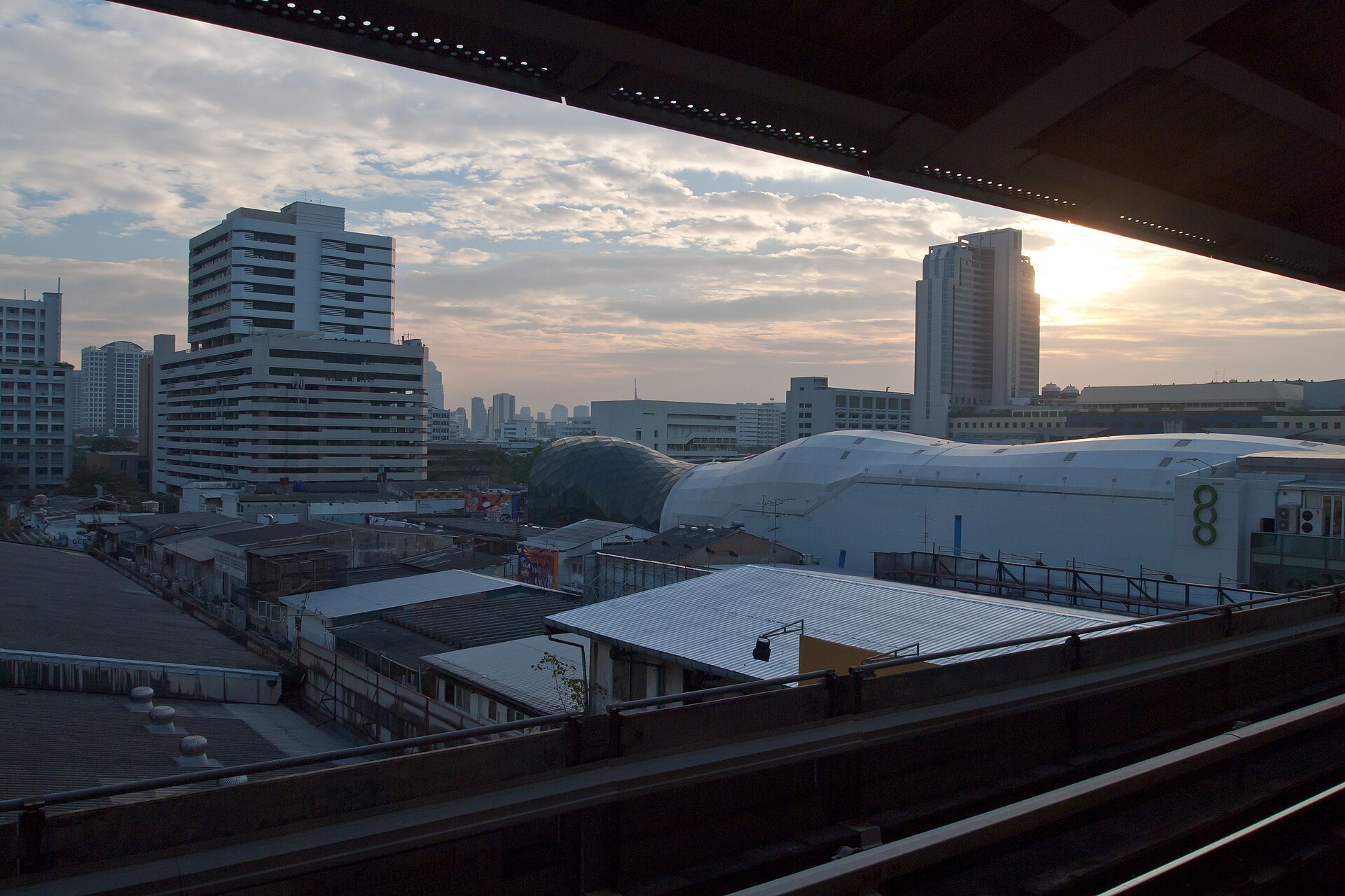 曼谷市區的捷運系統準時，落地後接得上就輕鬆。