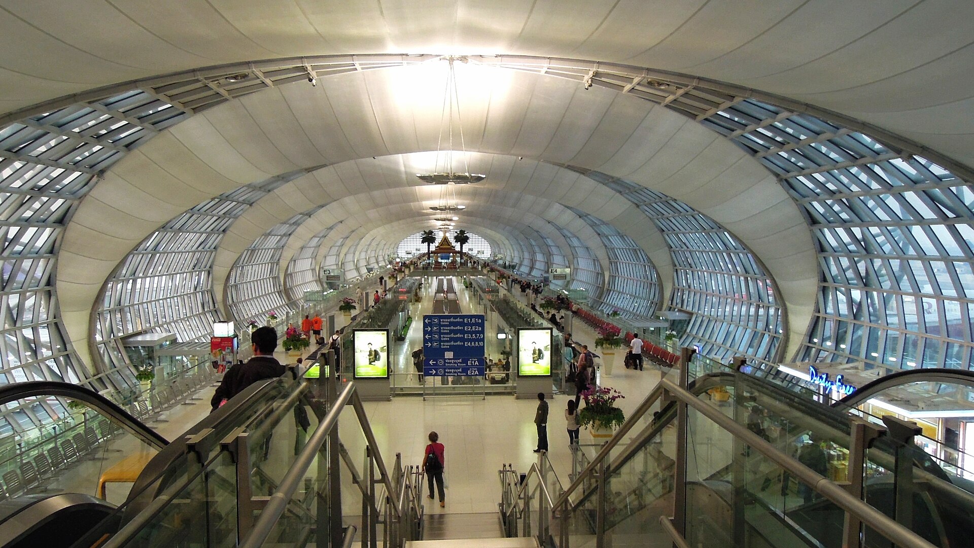 蘇萬那普機場航廈內，跟著 Train to City 指標走就找得到機場快線。