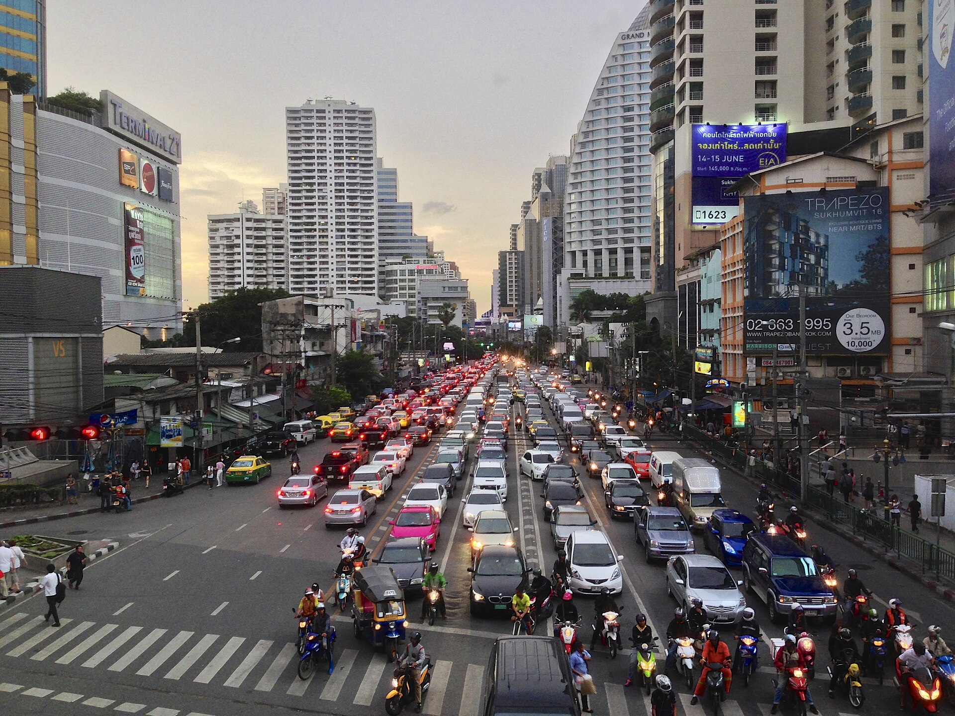 Sukhumvit 一帶是排班計程車最常見的下車點。