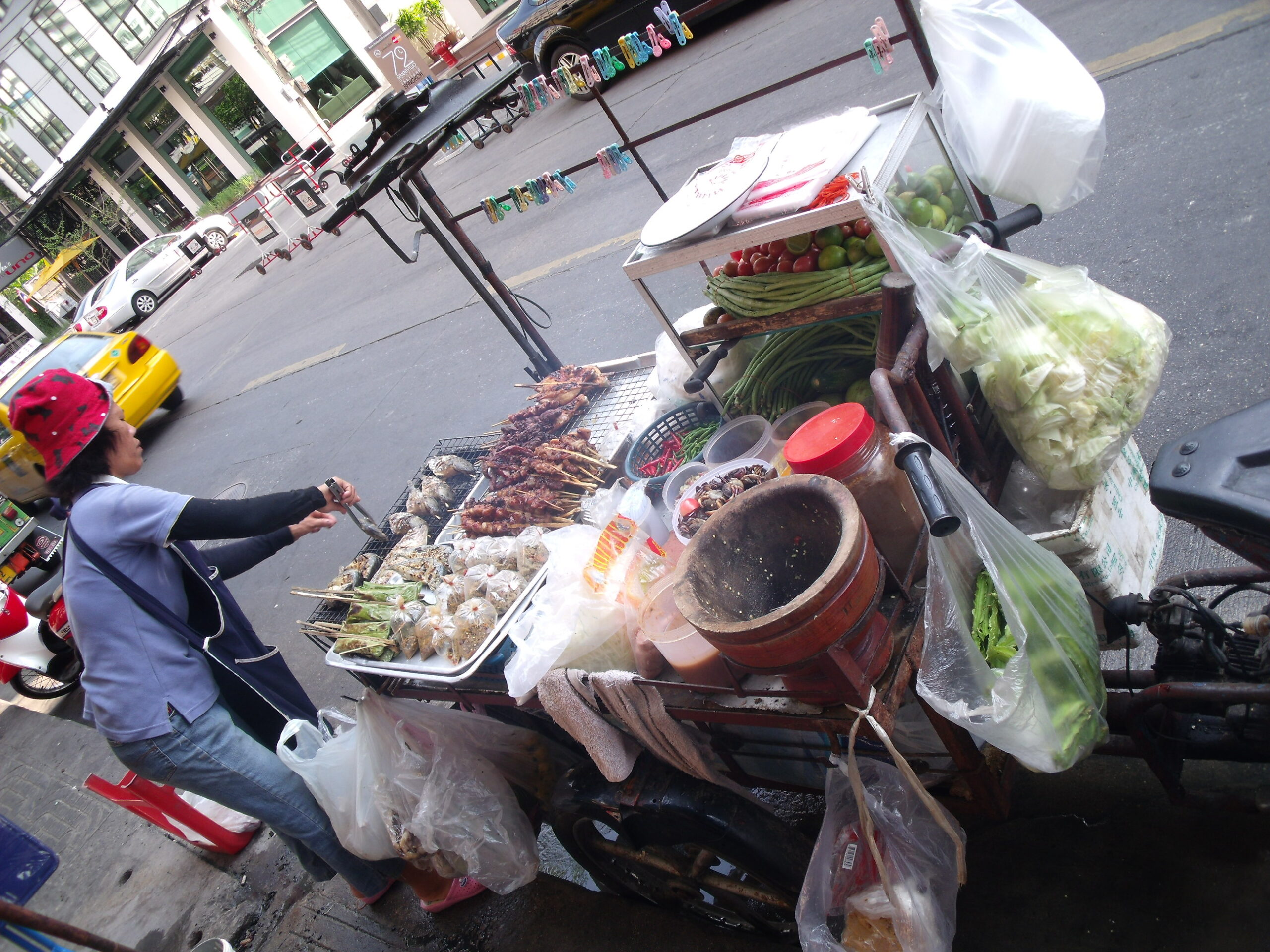 曼谷街頭的小吃攤,一個人排隊點餐很日常