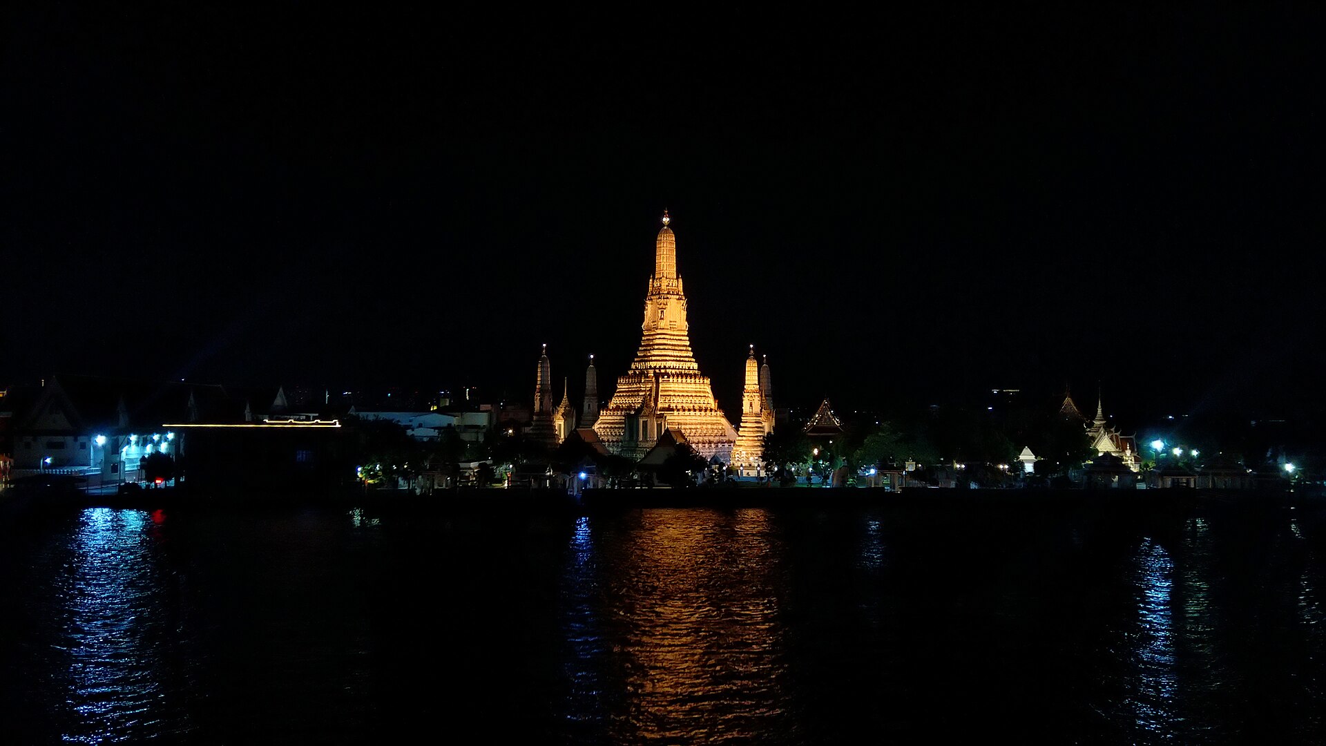 曼谷晚上河岸的鄭王廟夜景