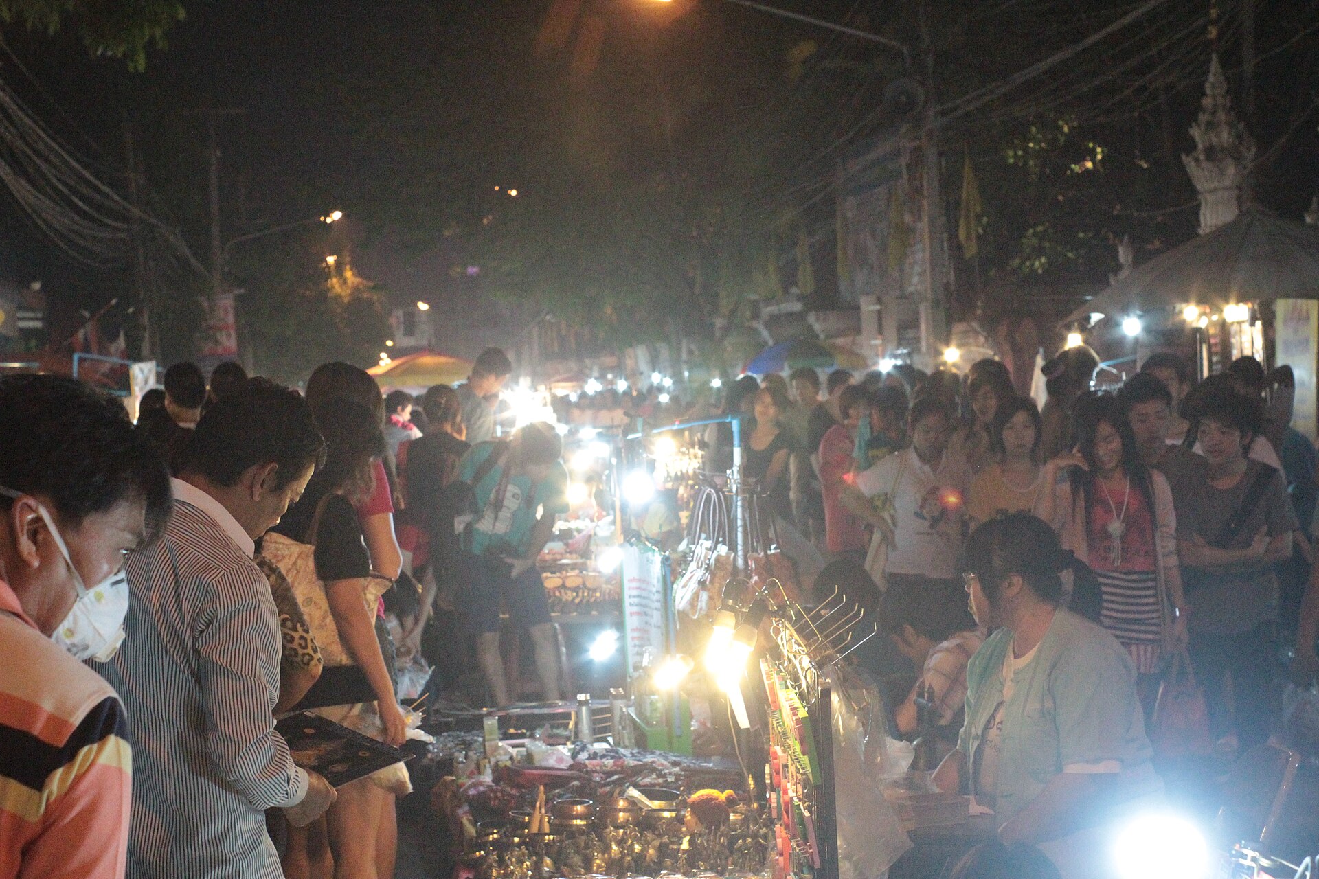 夜市每天位置不同,先查當天在哪。