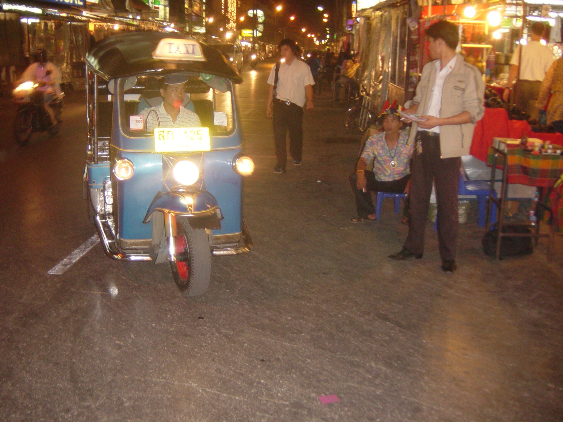 清邁 Night Bazaar 夜市在 Chang Khlan 路上，天天營業