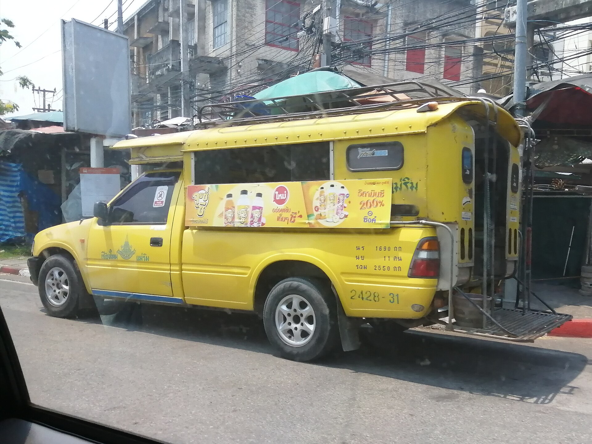 清邁的紅色雙條車 songthaew 是市區主要的共乘交通工具