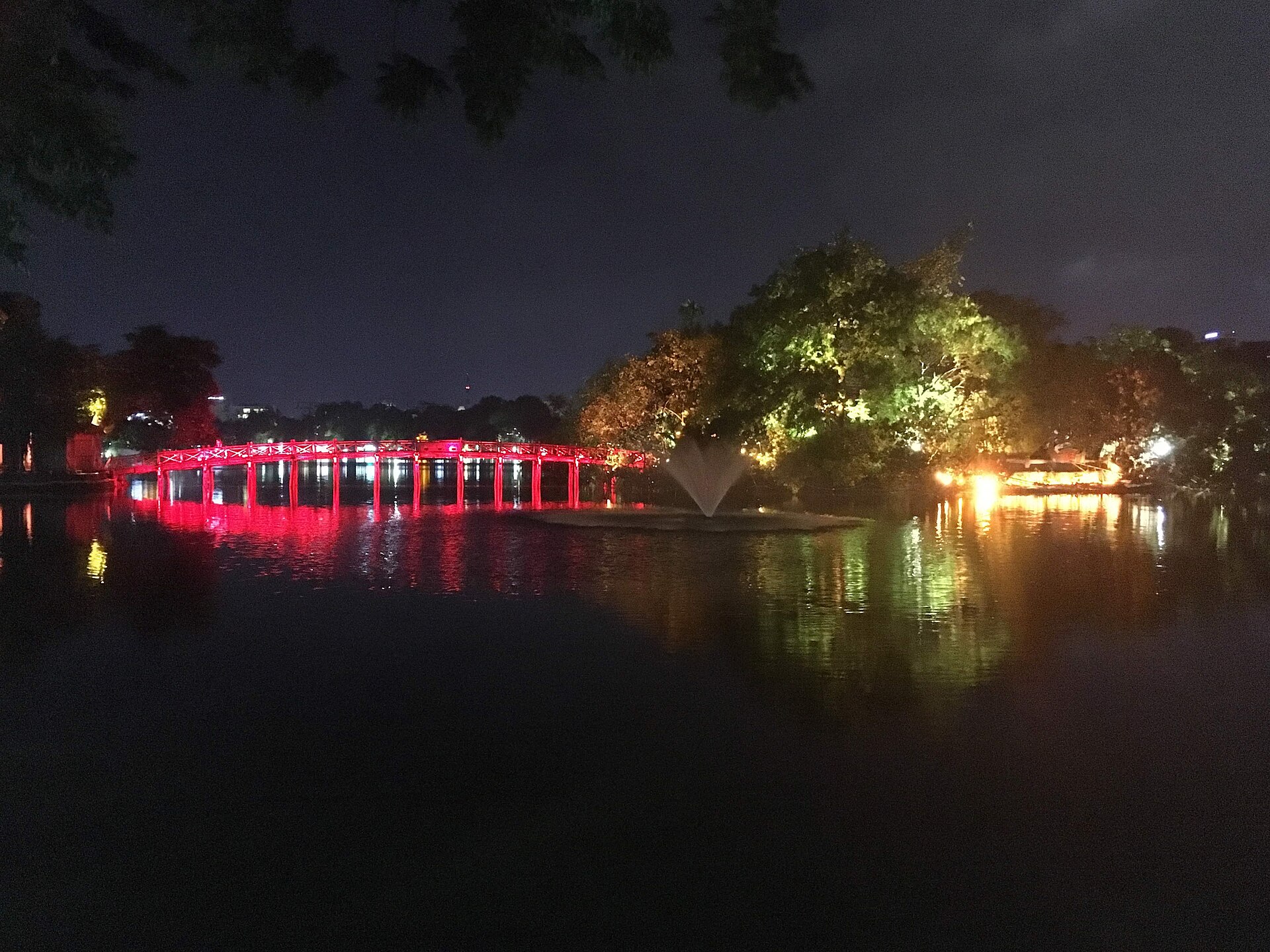 夜晚的河內還劍湖與周邊燈光