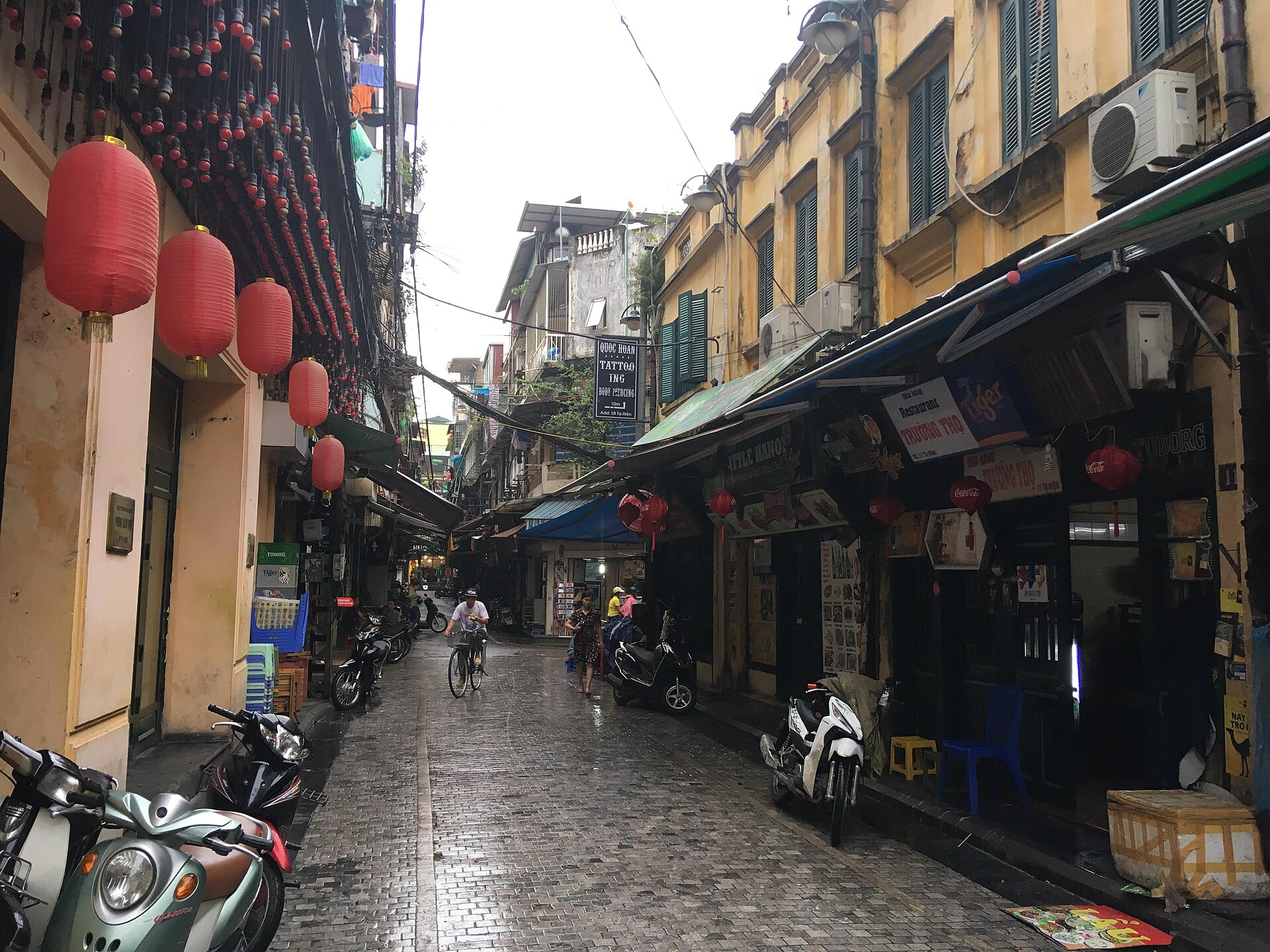 河內老城區 Tạ Hiện 街兩側的矮凳與人群