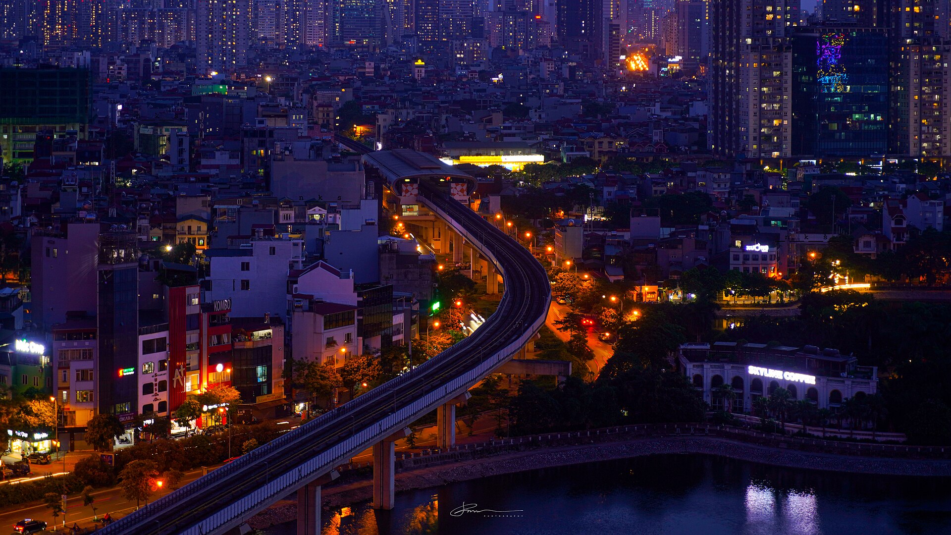夜晚的河內城市天際線與燈光