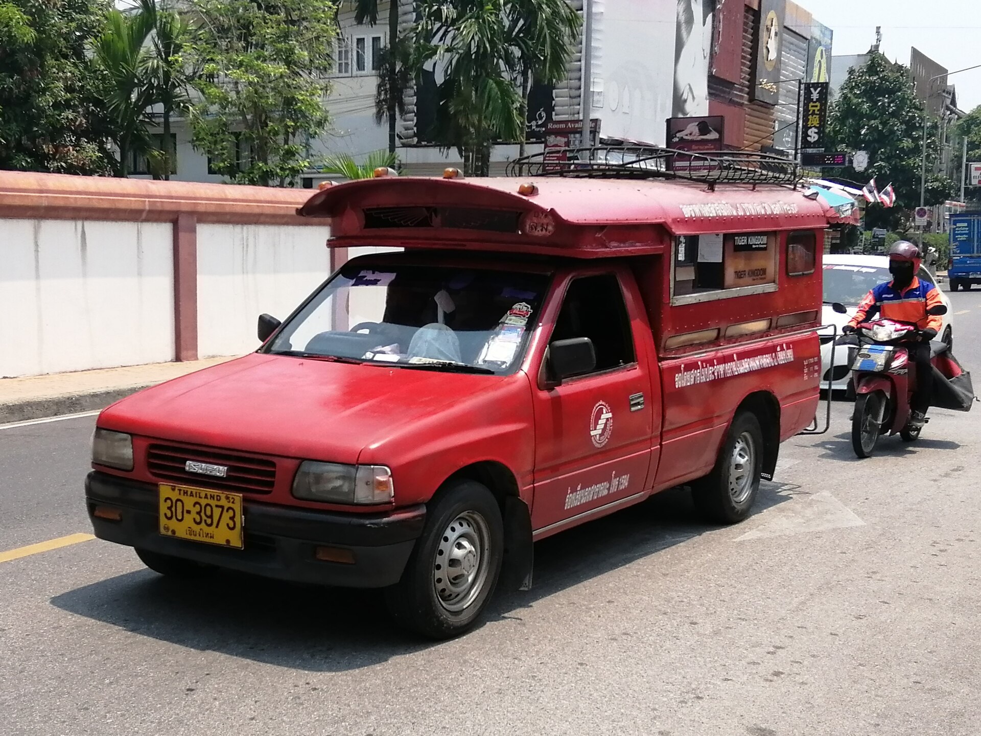 清邁紅色雙條車，市區短程交通工具