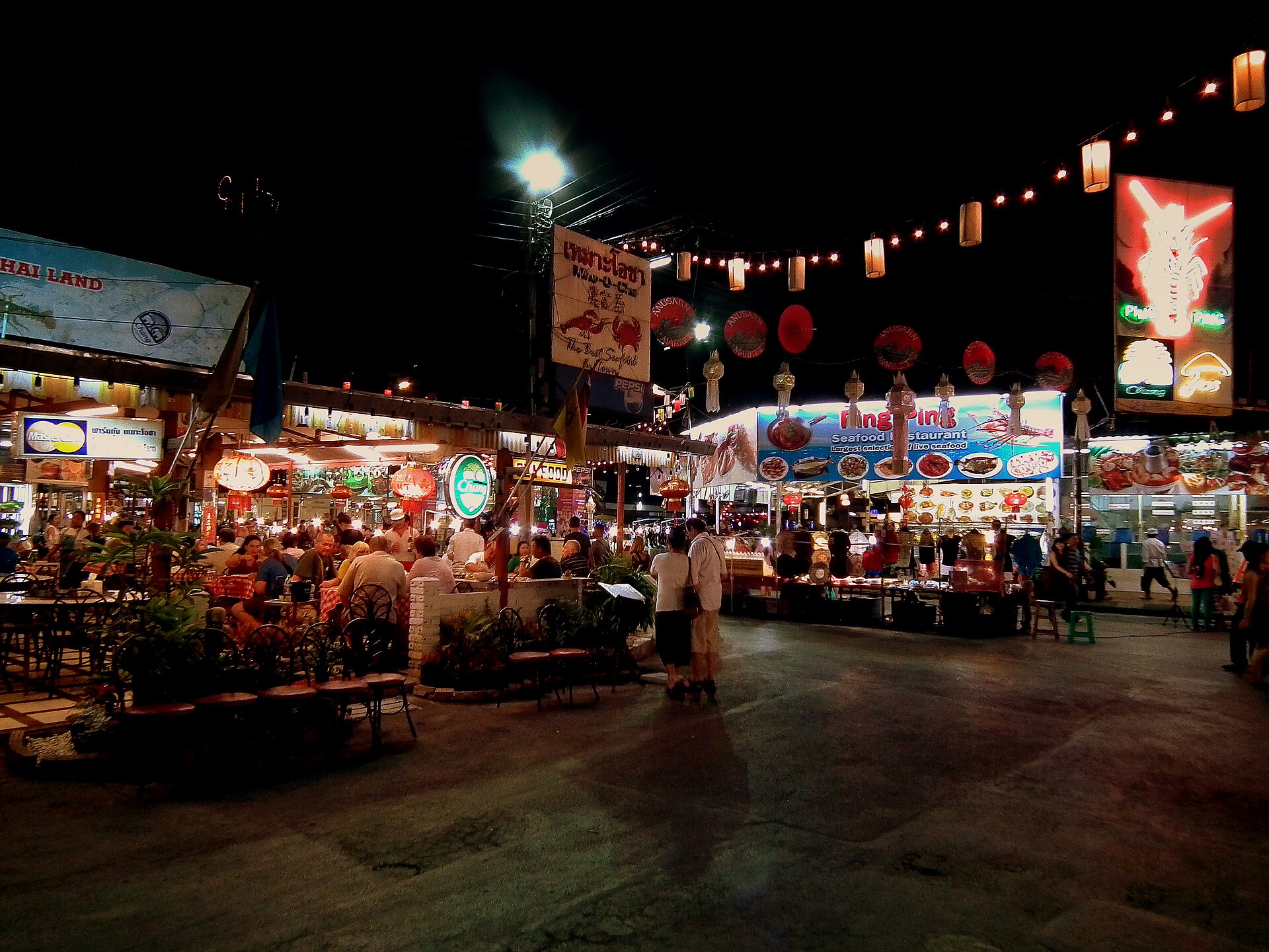 清邁 Night Bazaar 夜市攤位，機場接駁 A2 路線終點區