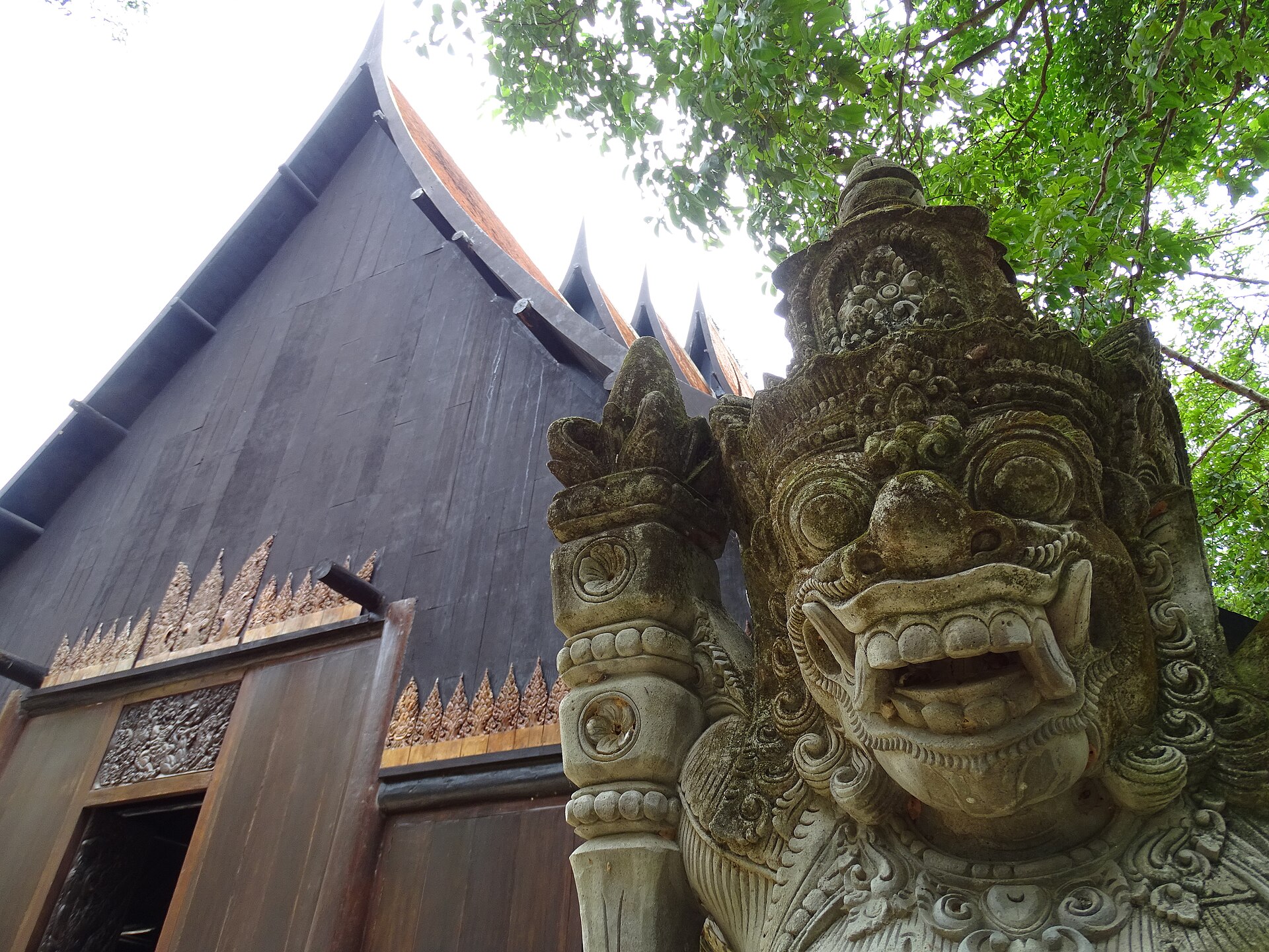 清萊黑屋園區內的木造小屋與收藏