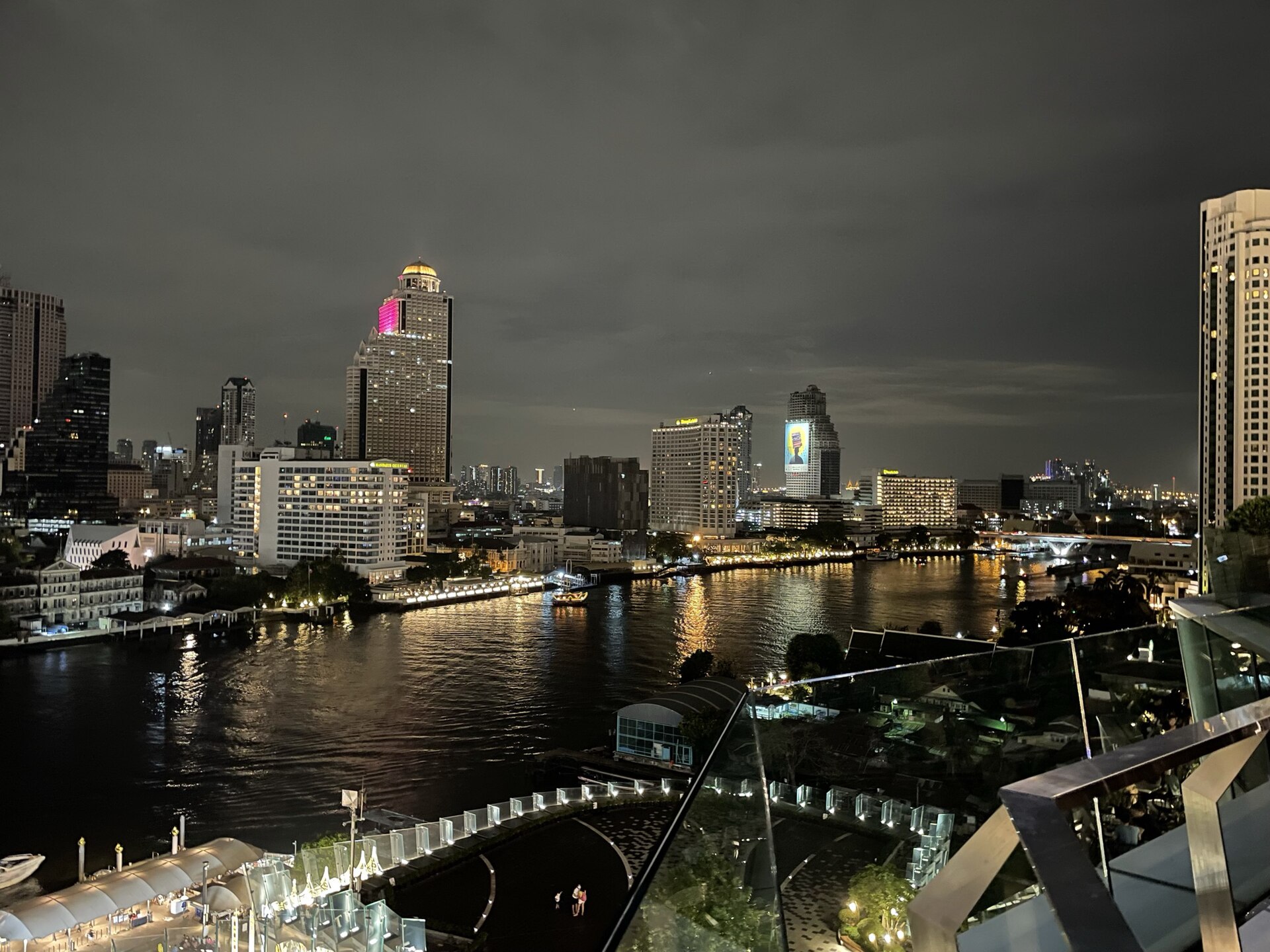 昭披耶河夜景與河上的遊船晚餐路線