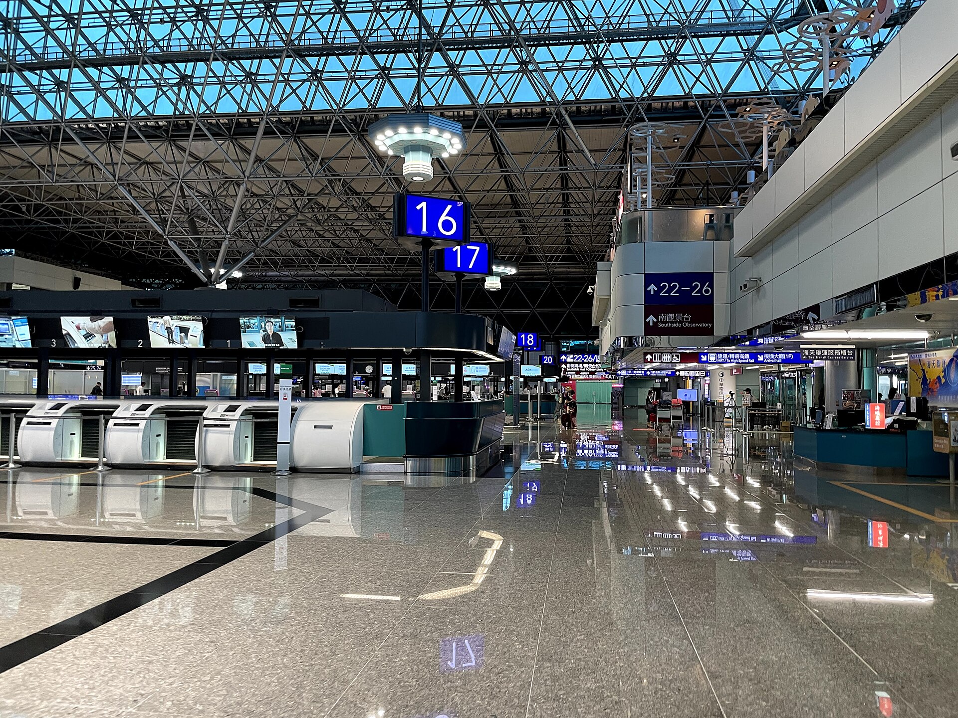 桃園機場主出境大廳全景，一個人出國的三十天倒數
