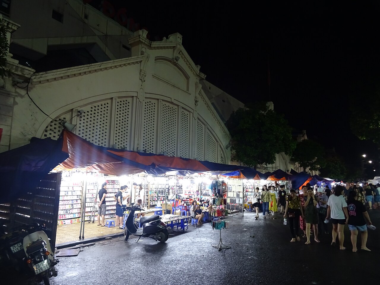 河內夜市攤位與照明實景,晚上逛街與結帳注意事項