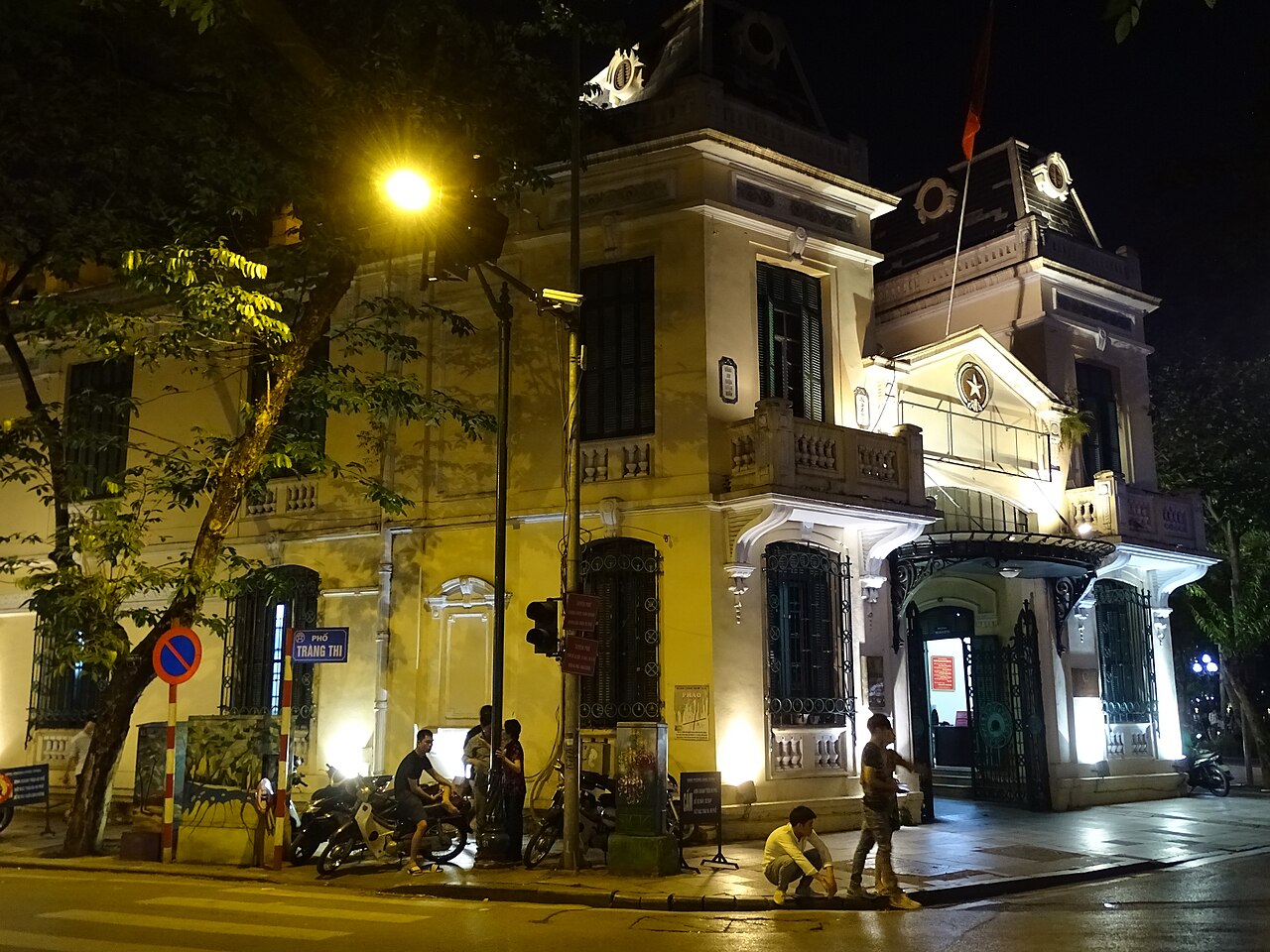 河內老城區夜間街道與機車車流實景,河內晚上走路的實際路況