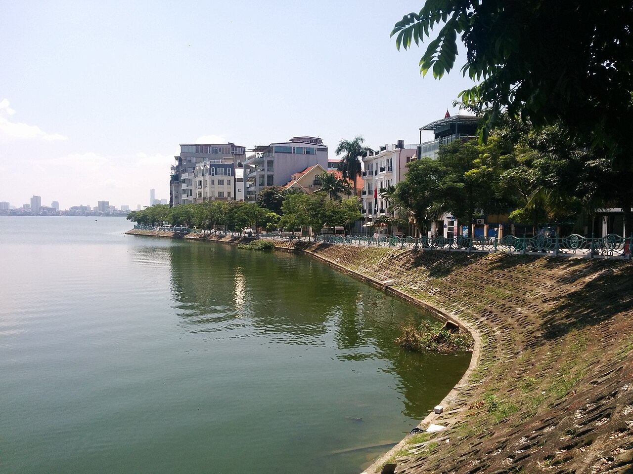 河內西湖畔，放空旅行可以坐很久的湖邊環境