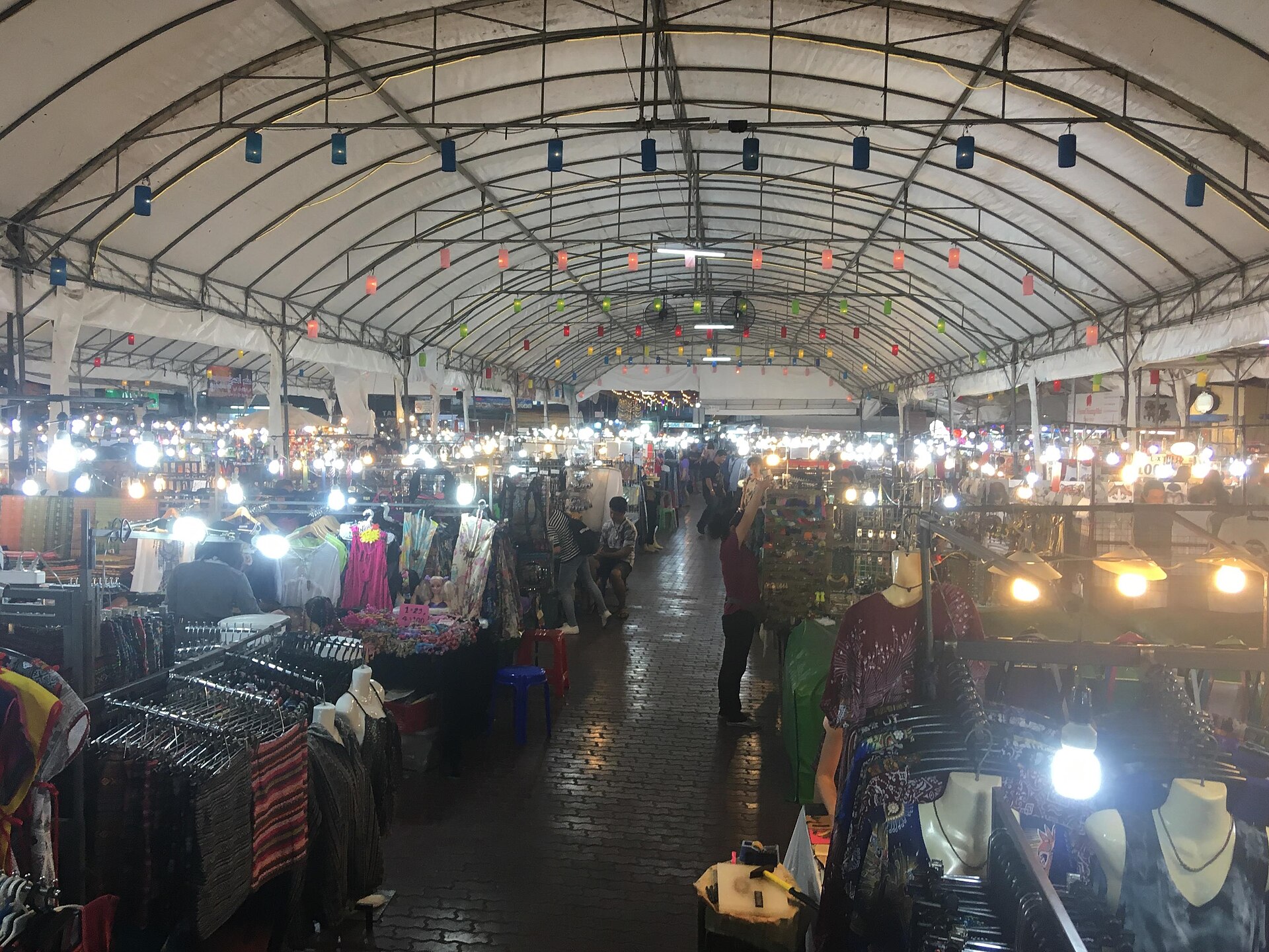清邁夜市 Night Bazaar 的 Chang Khlan 路段，天天有攤