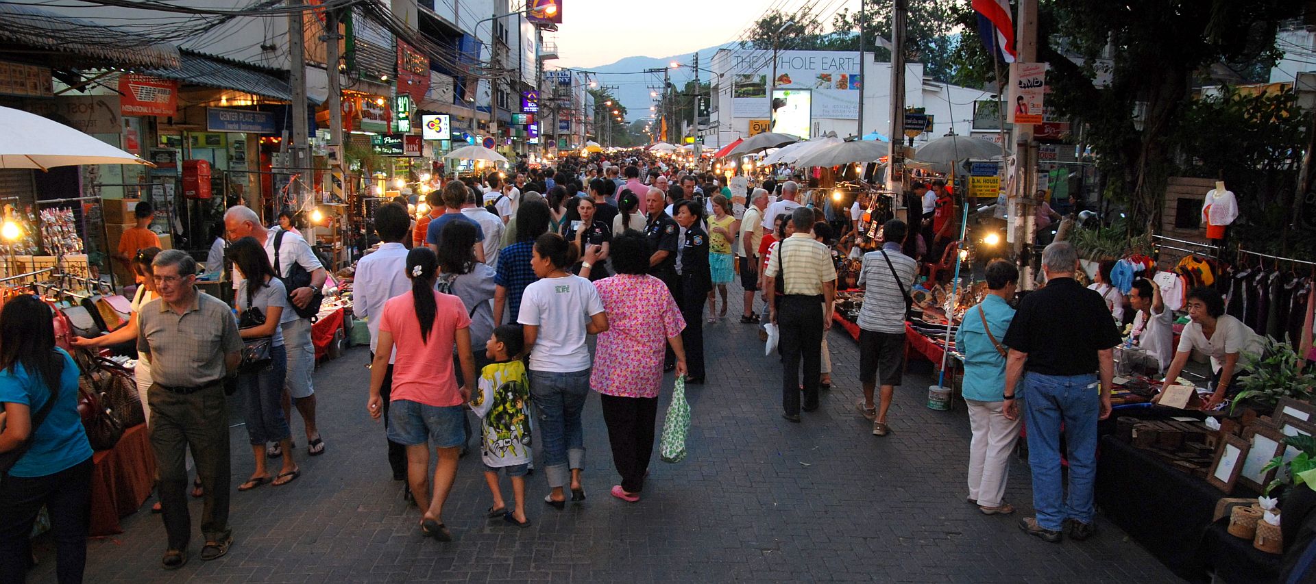 清邁週日步行街人潮，清邁夜市裡最大的一場