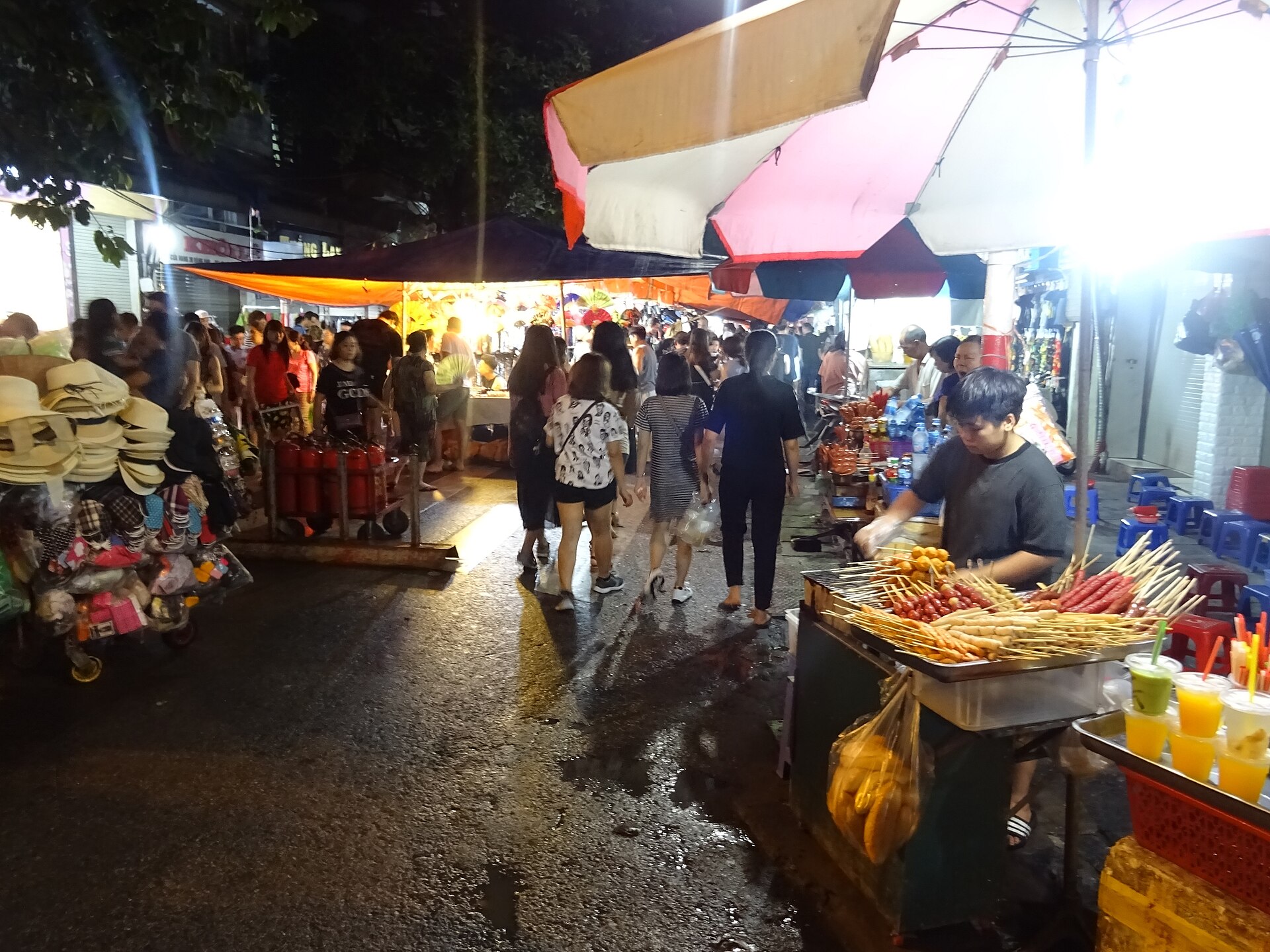 河內老城區週末夜市，官方公文寫明週末三天晚間才封街