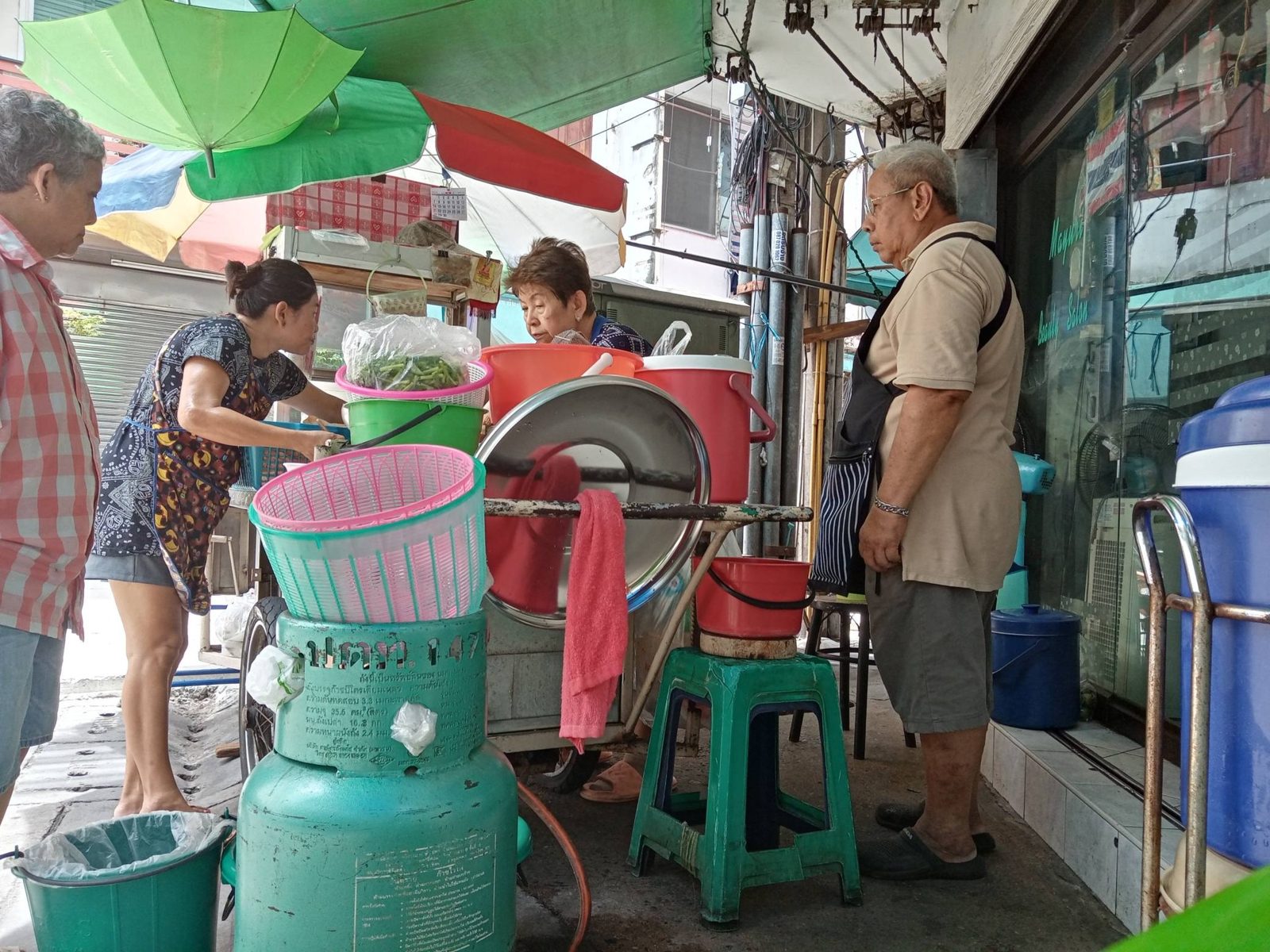 曼谷街邊麵攤,半自助旅行現場費用怎麼抓