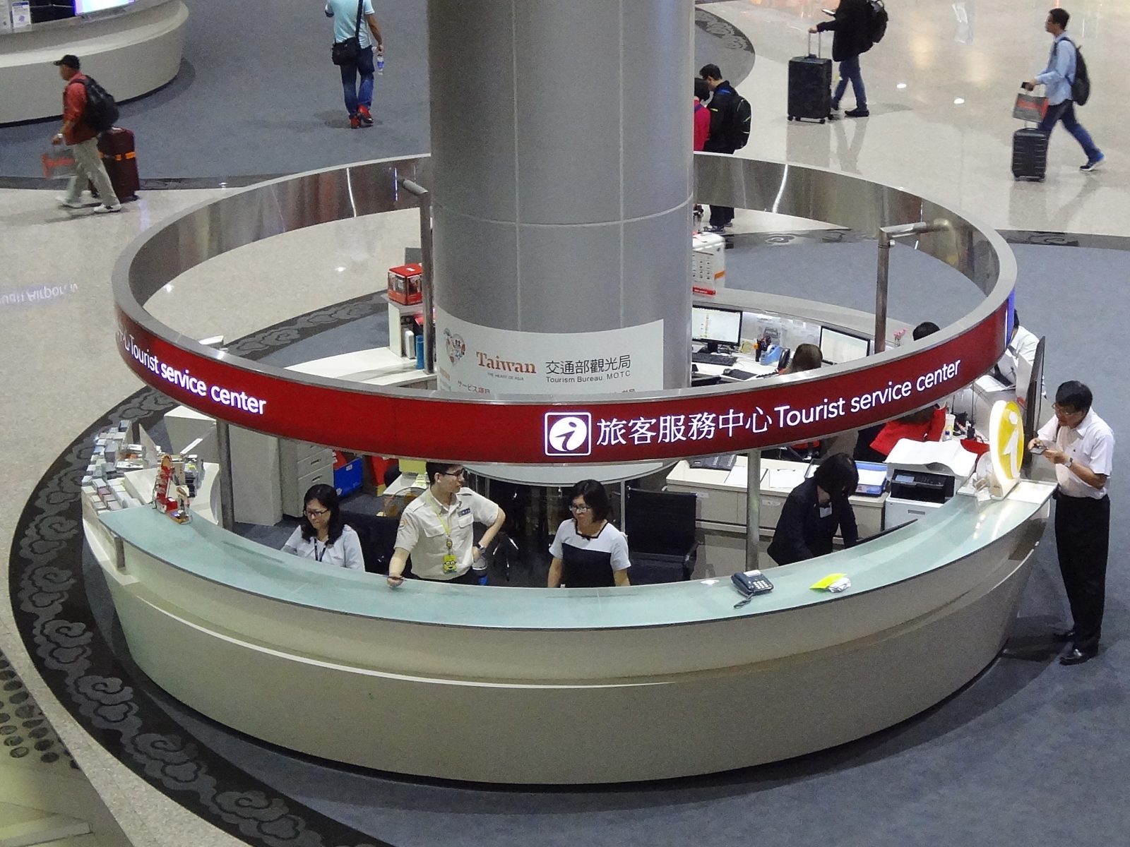 桃園機場旅客服務中心，查證合法旅行社的第一步