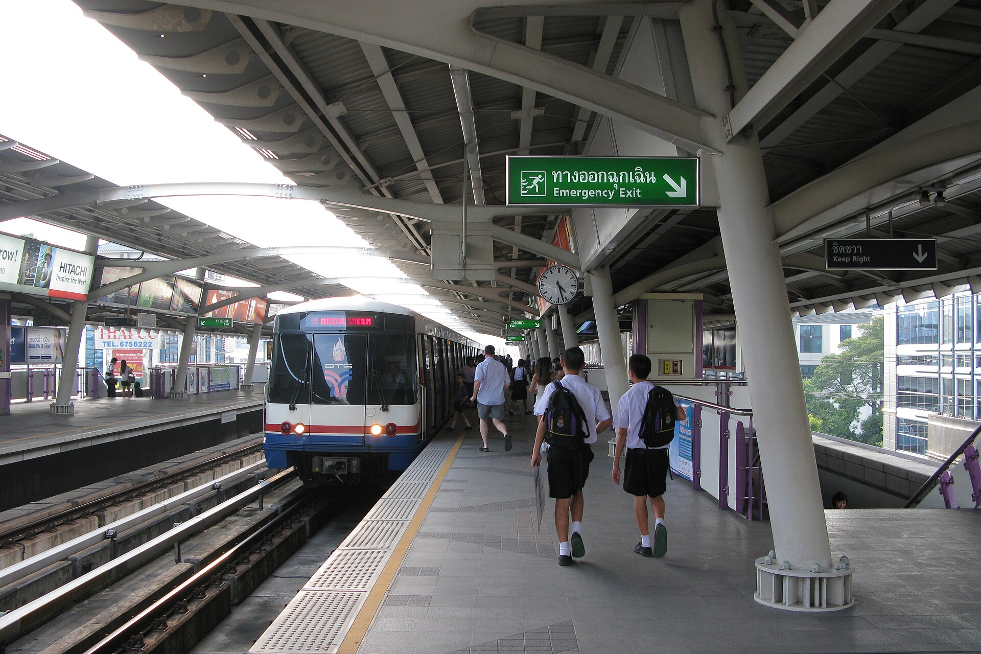 曼谷 BTS 空鐵車站月台，泰國列為第二級黃色注意