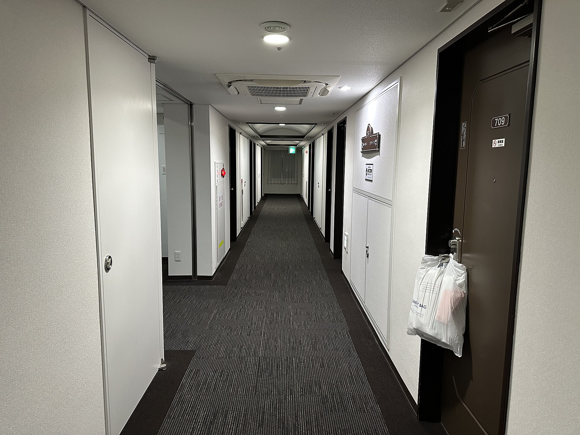 日本商務旅館走廊，女生獨旅住宿安全的走道照明