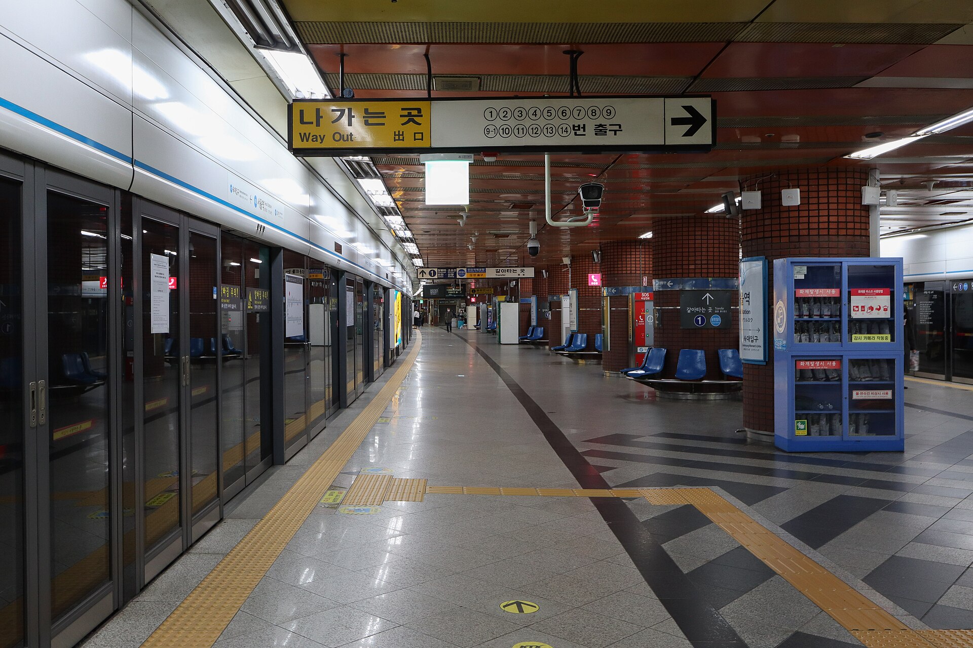 首爾地鐵四號線首爾站月台，女生獨旅深夜搭車動線