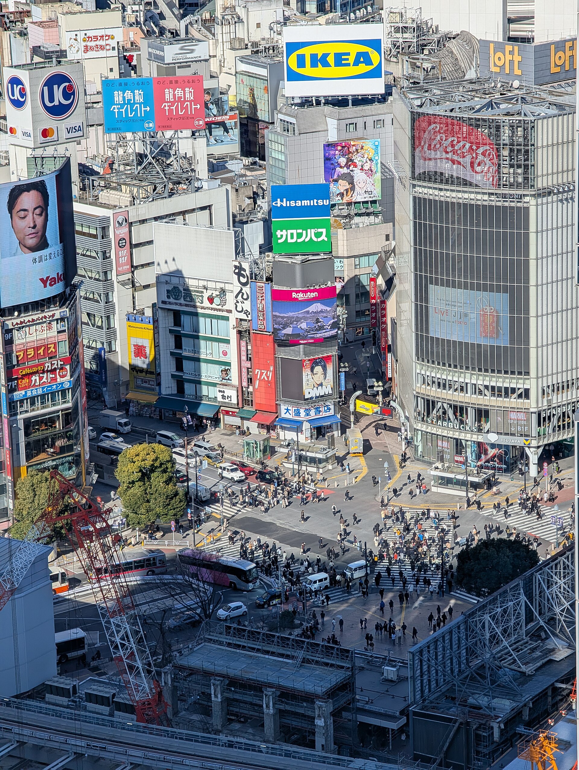 東京澀谷十字路口人潮，日本列為第一級灰色提醒