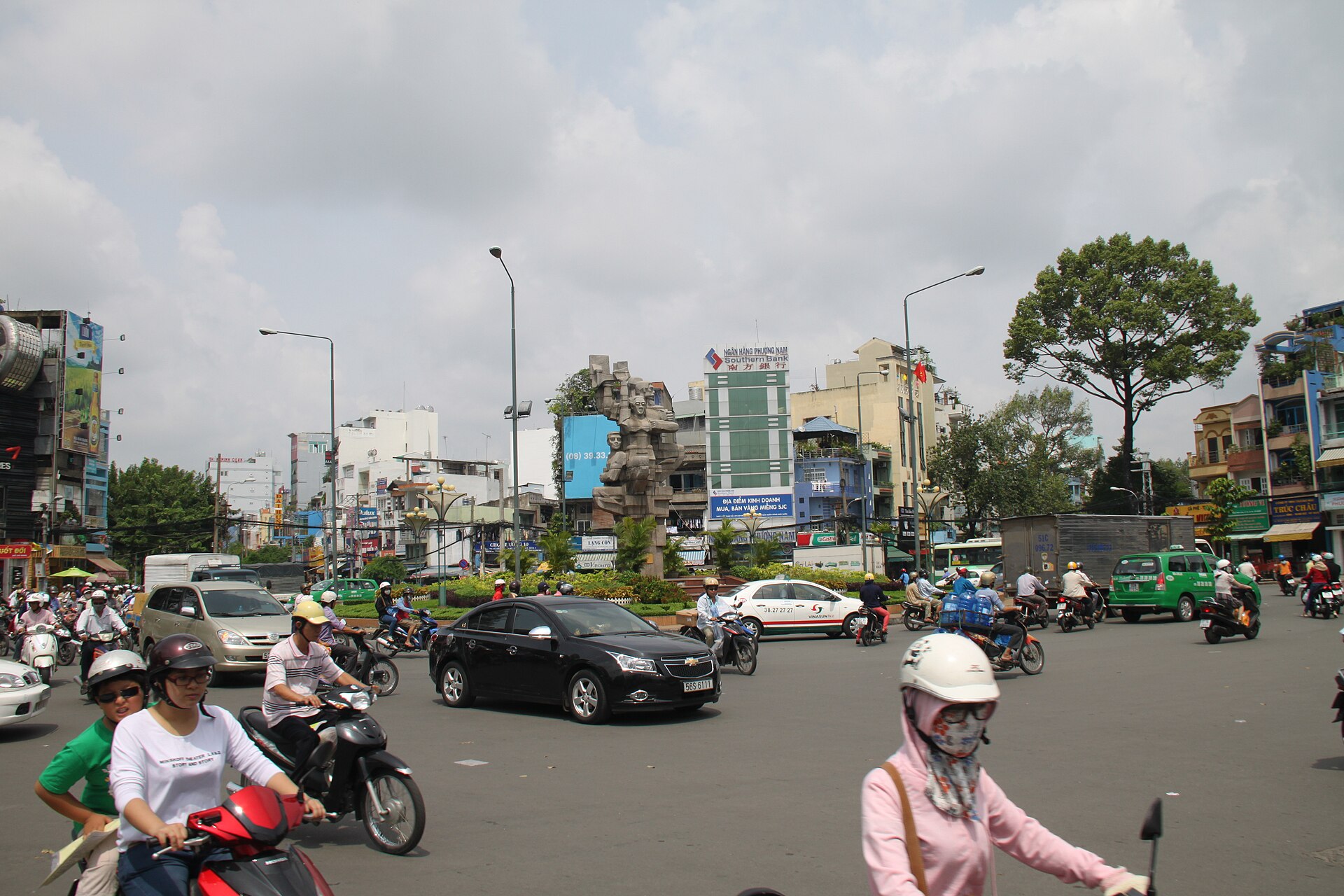 胡志明市街景，一個人跟團前先想清楚自由行的難度