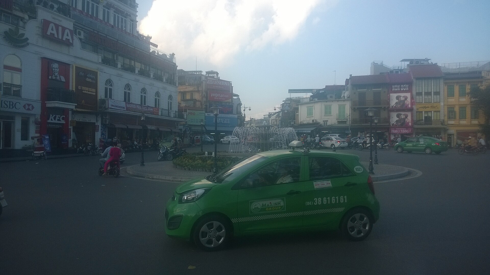 河內還劍湖旁的 Mai Linh 計程車