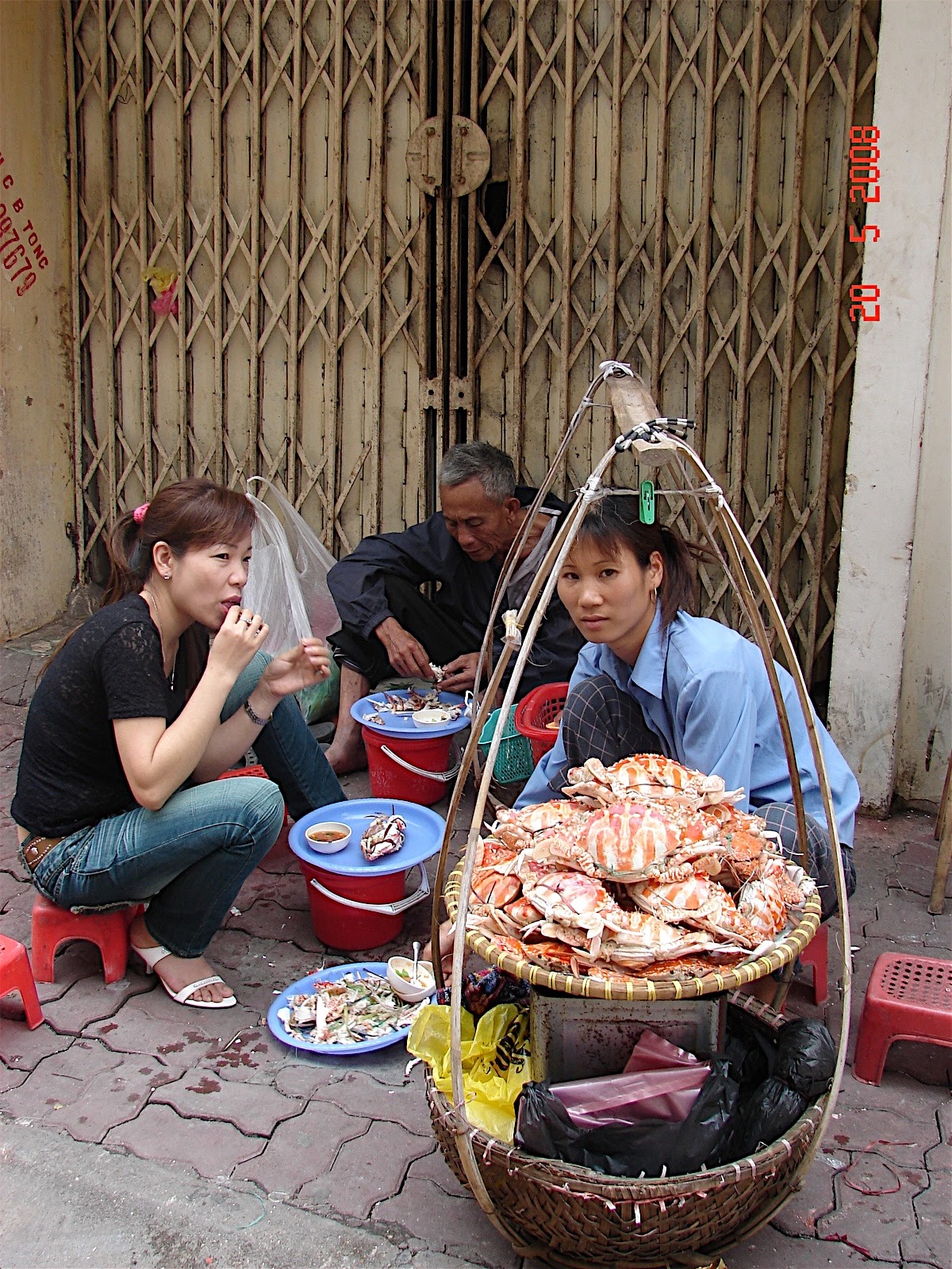 街邊一碗河粉六到八萬盾，是這趟最穩的一餐。