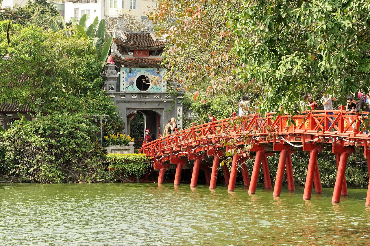 還劍湖玉山祠前的紅色棲旭橋