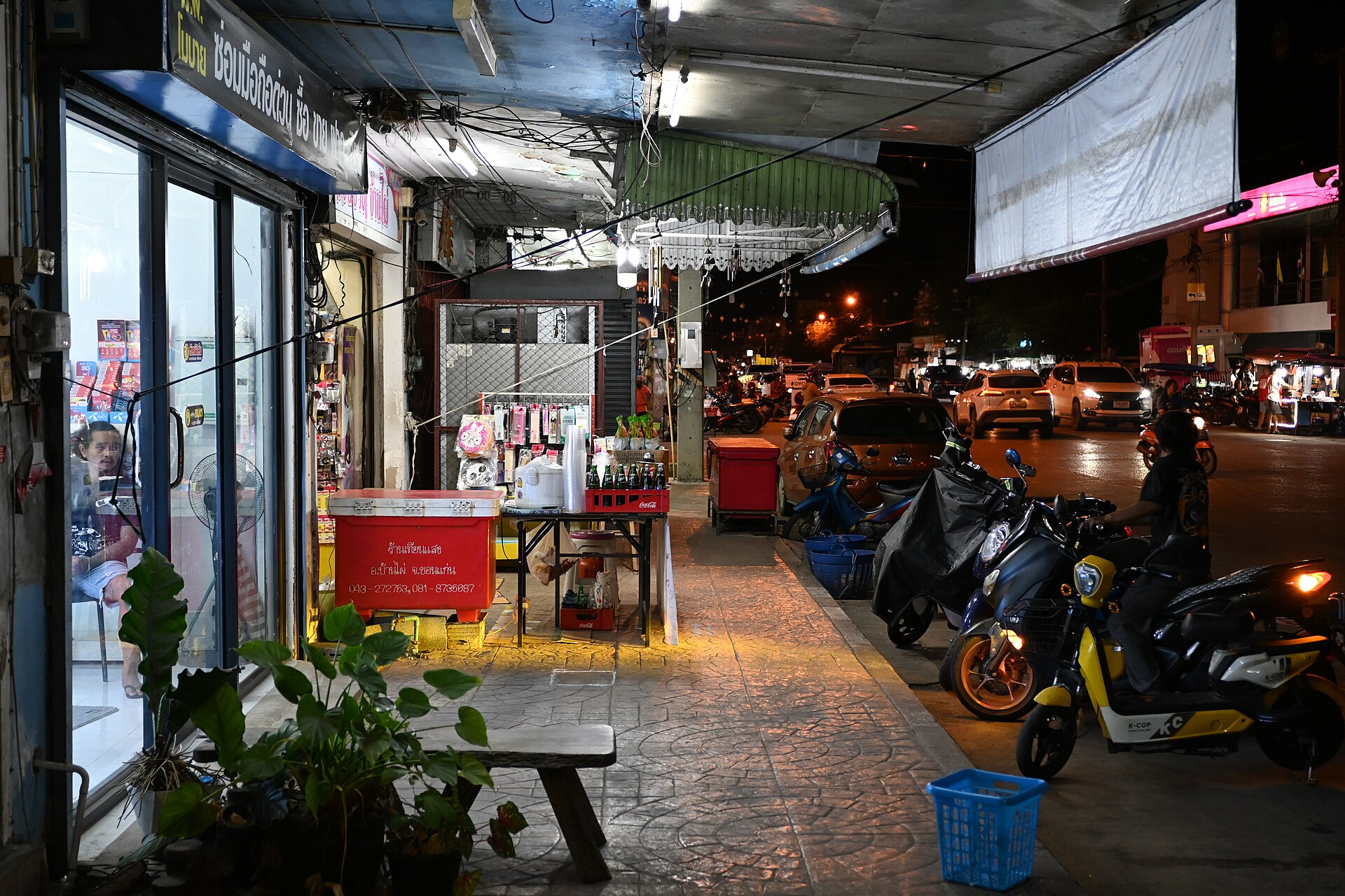 便利商店是深夜最穩的補給點。