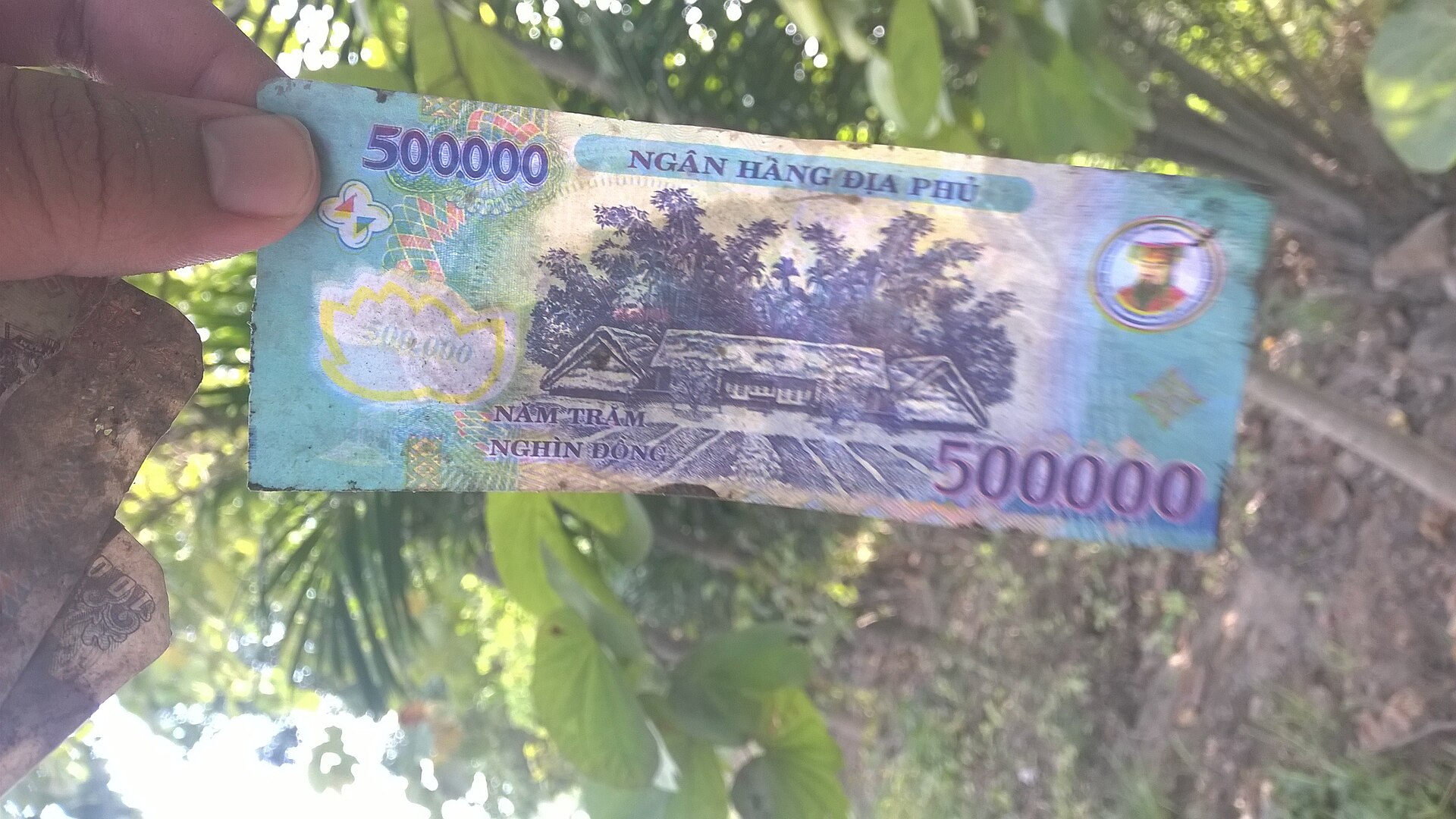 越南盾面額大,帶美元或台幣到當地換更划算。