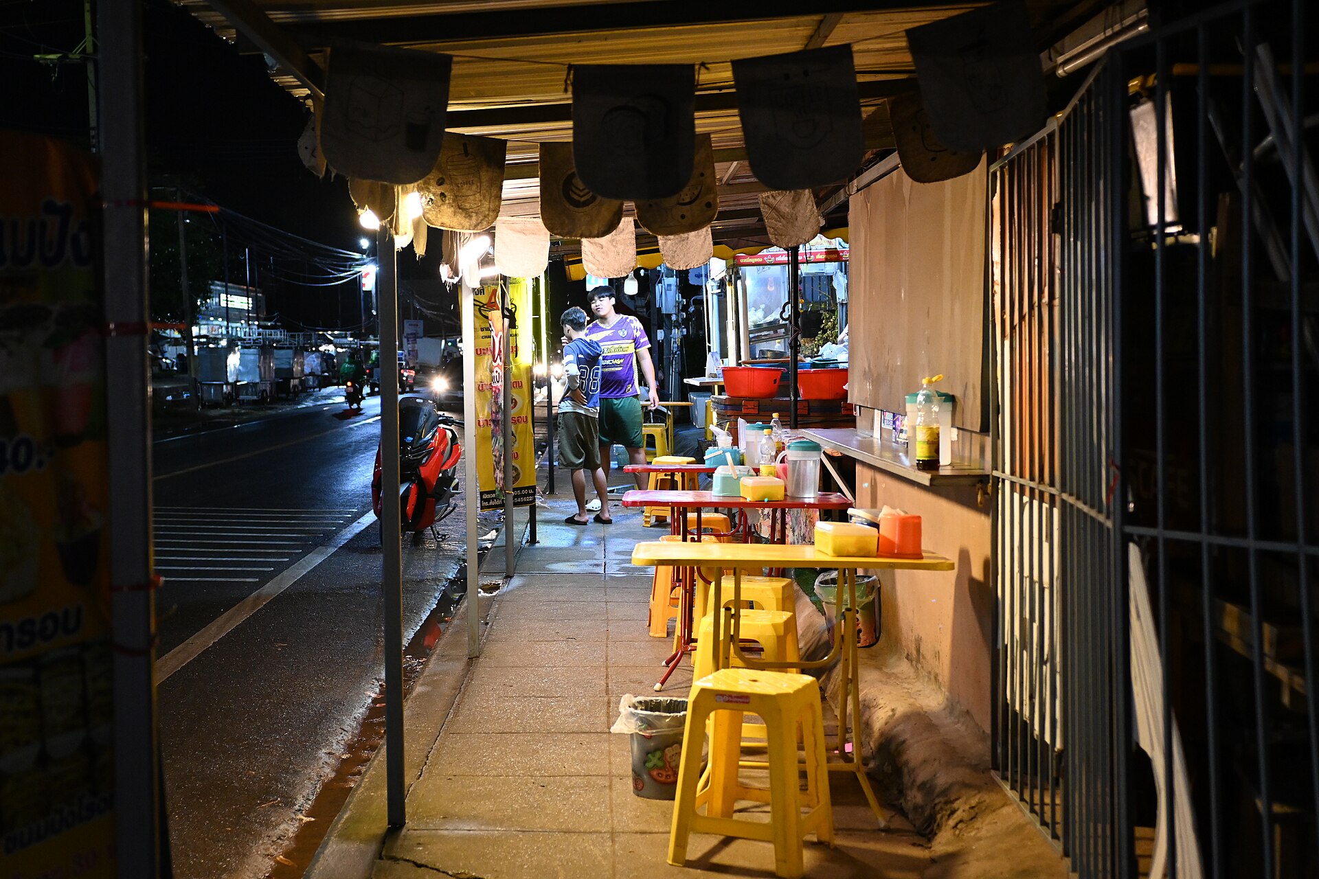 凌晨三點還開的,多半是麵店與便利商店。