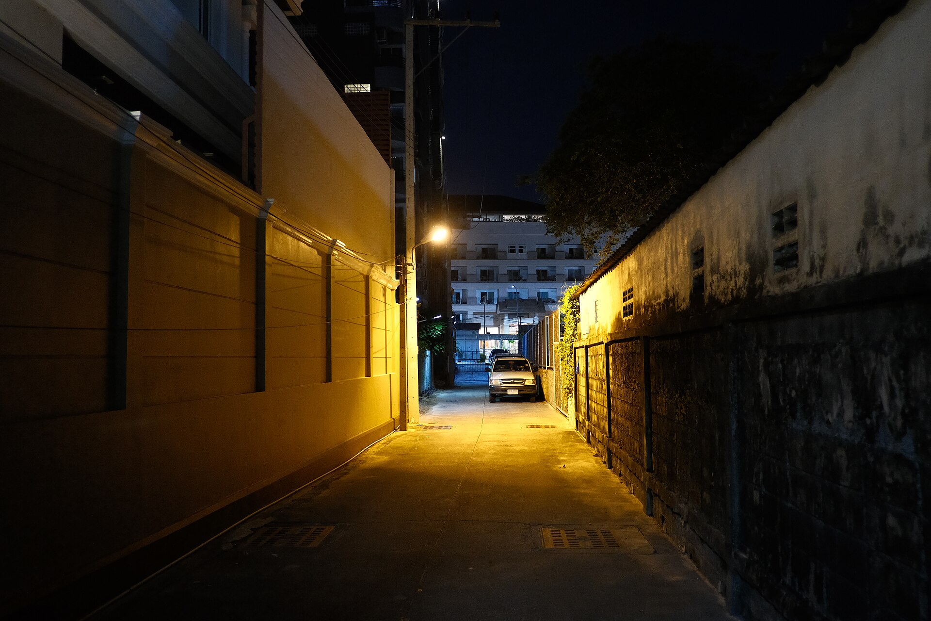 深夜昏暗的巷弄