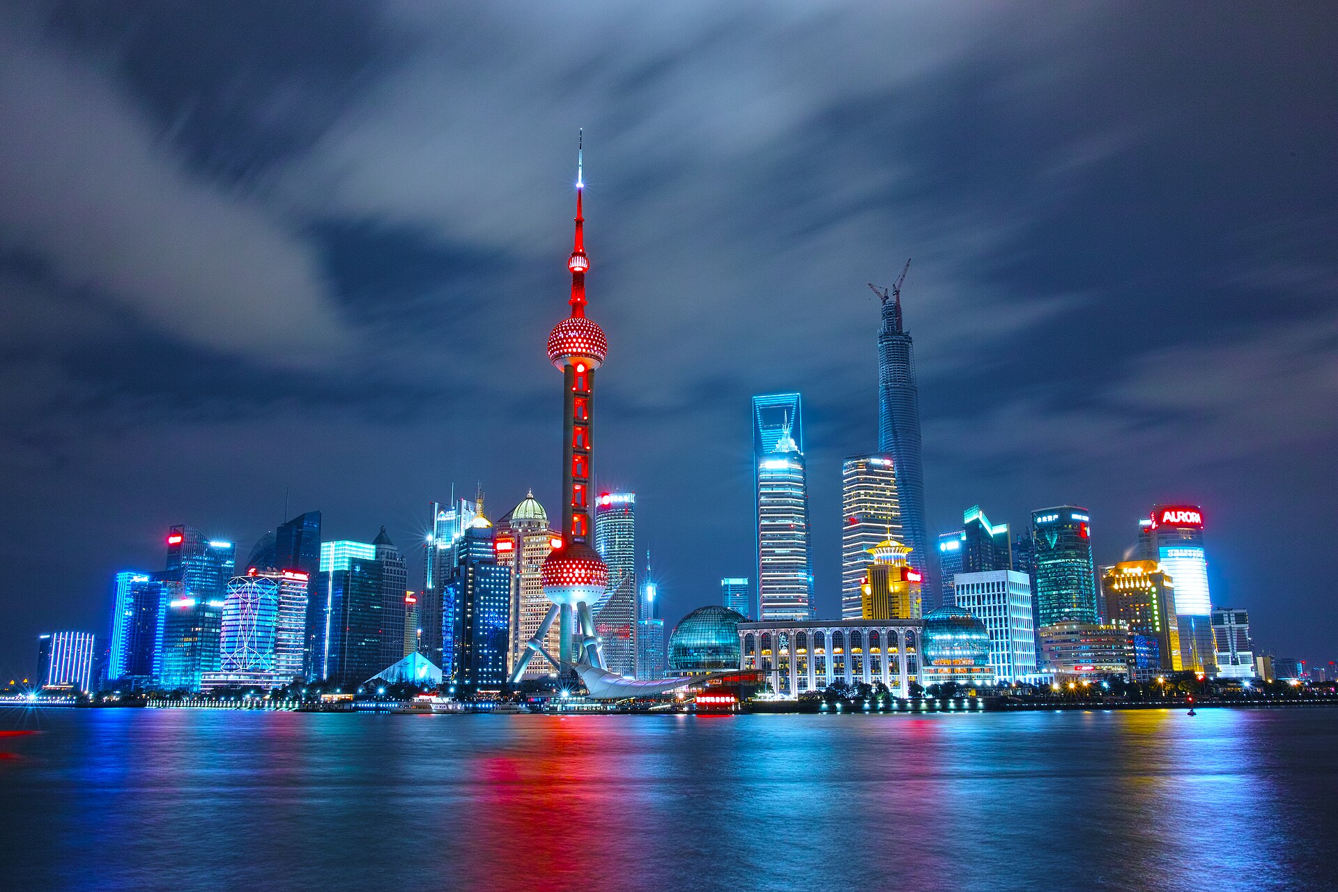 上海外灘夜景河面倒影