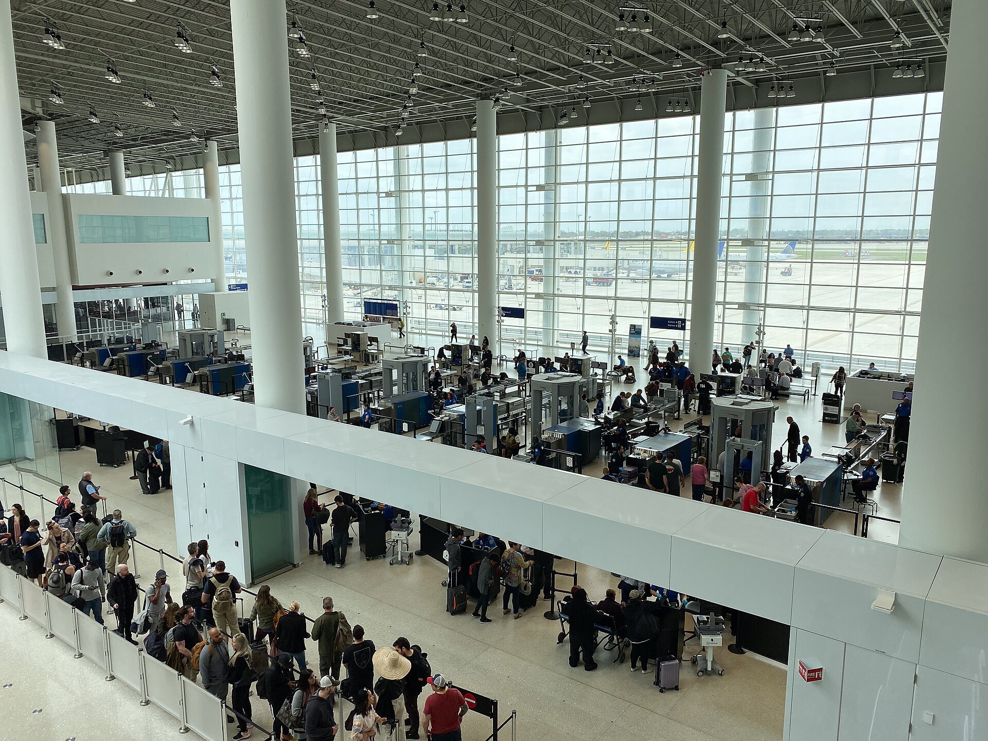 安檢這關，行動電源和液體最常被攔下來。