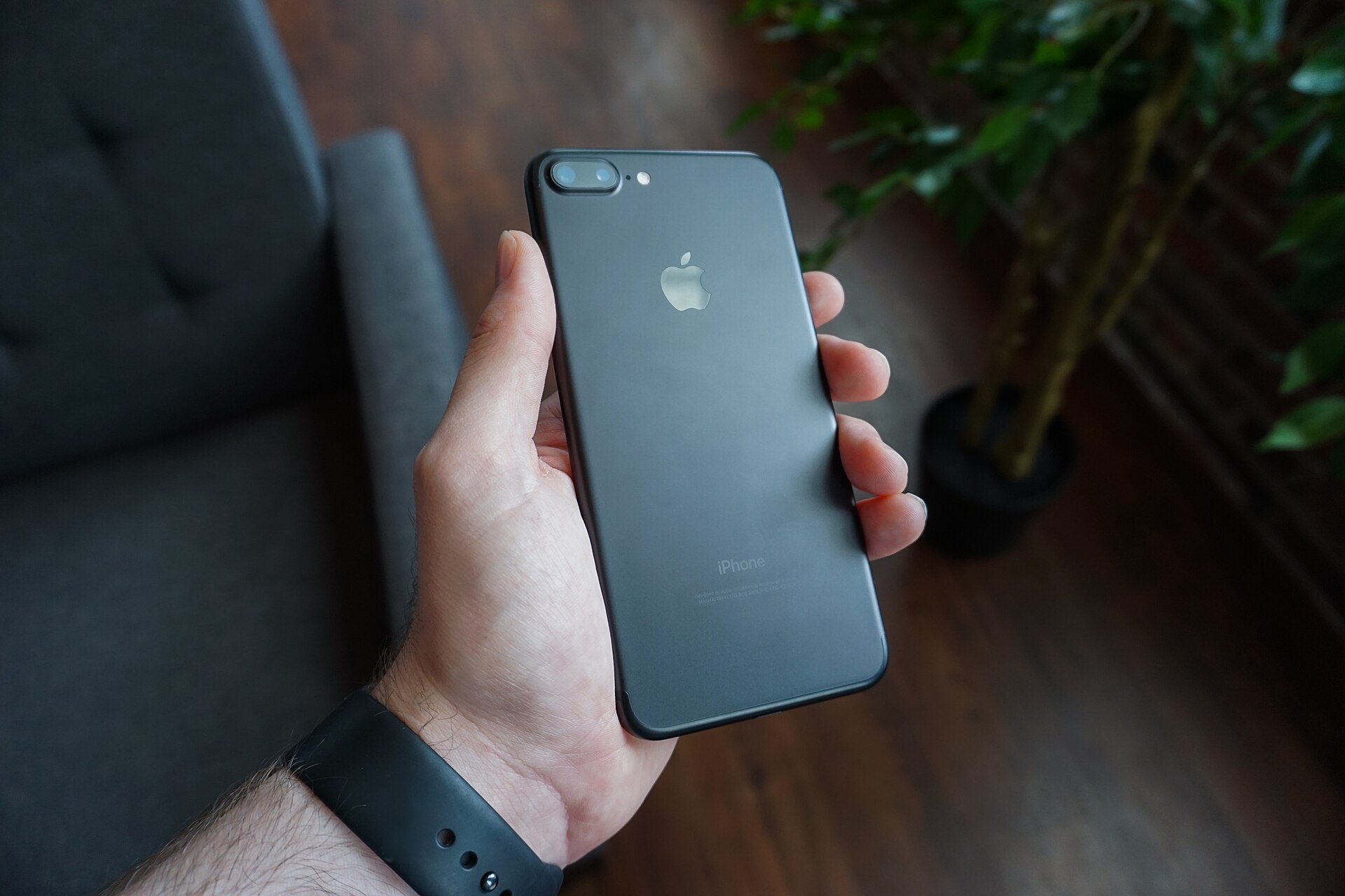 一個人走、手機支援 eSIM，落地開機就有網路。