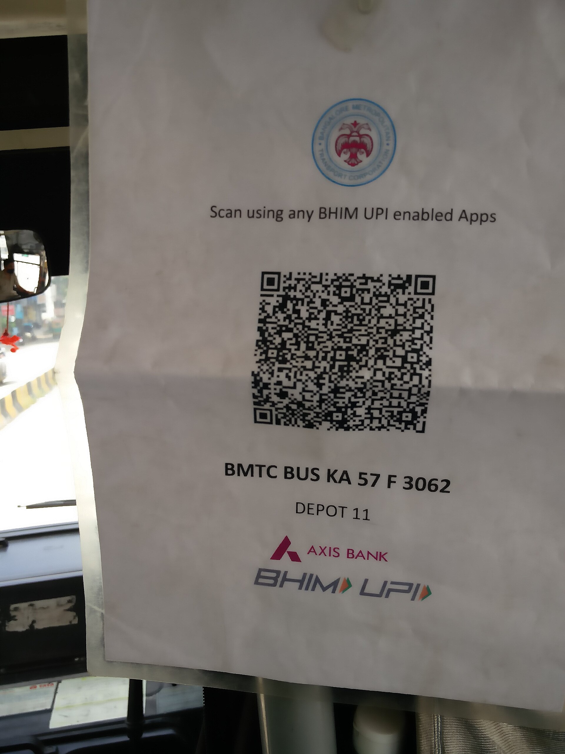 eSIM 靠掃 QR Code 安裝，要先在有網路時裝好。