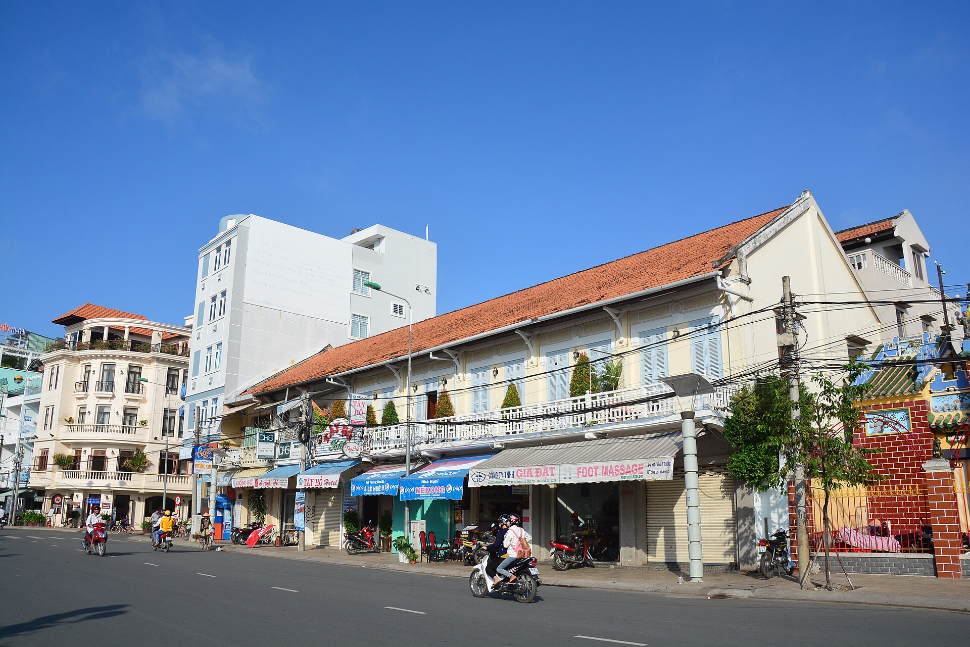 芹苴寧橋碼頭河岸，丐冷水上市場的租船地點