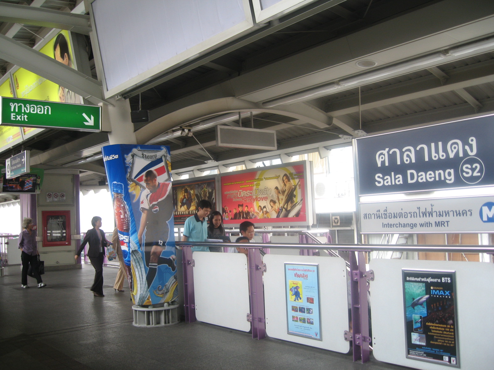 BTS Sala Daeng 站是走到帕蓬夜市最近的空鐵車站
