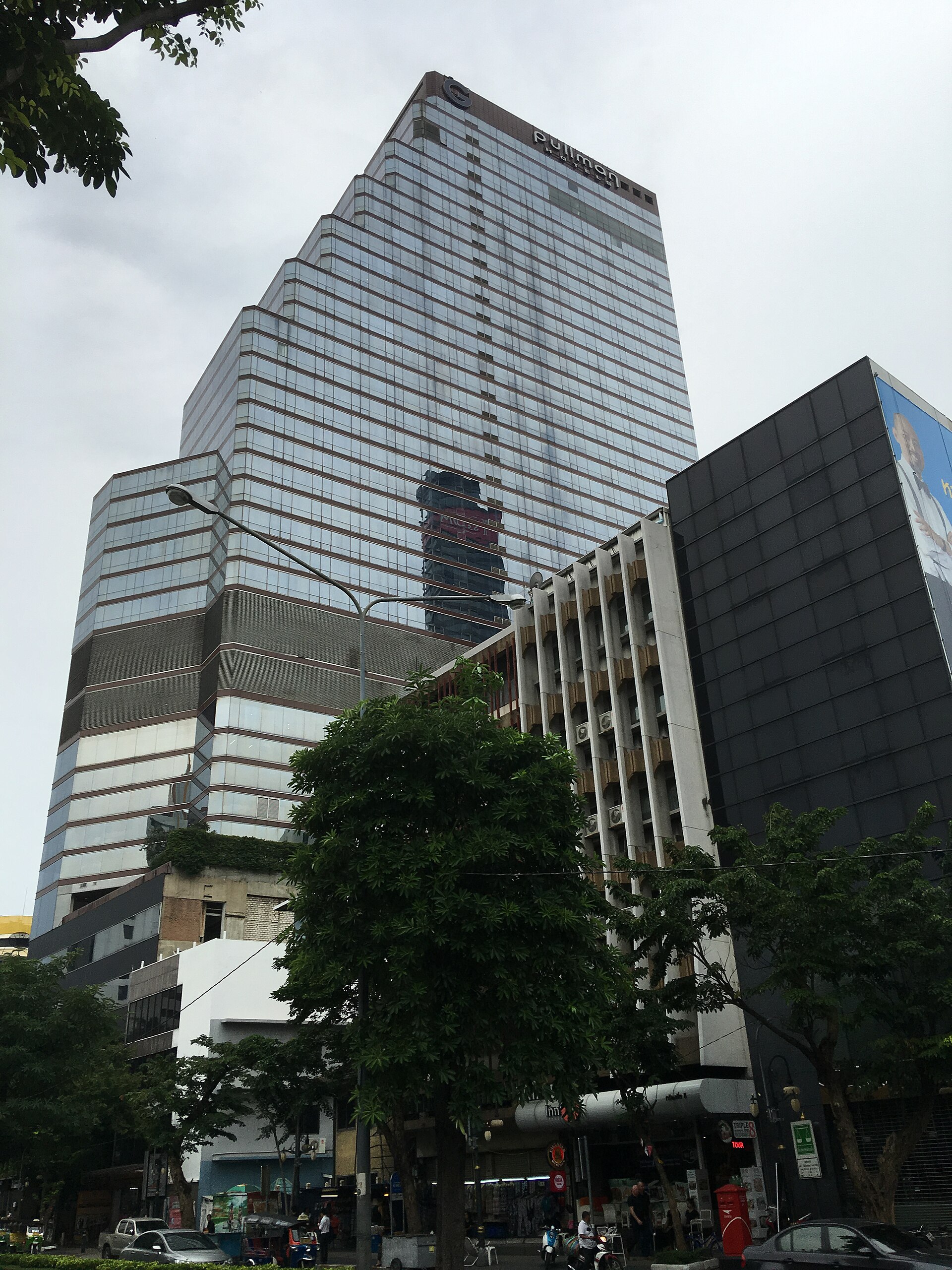 曼谷 Silom 路上的街景,帕蓬夜市就在這條路旁的巷子裡