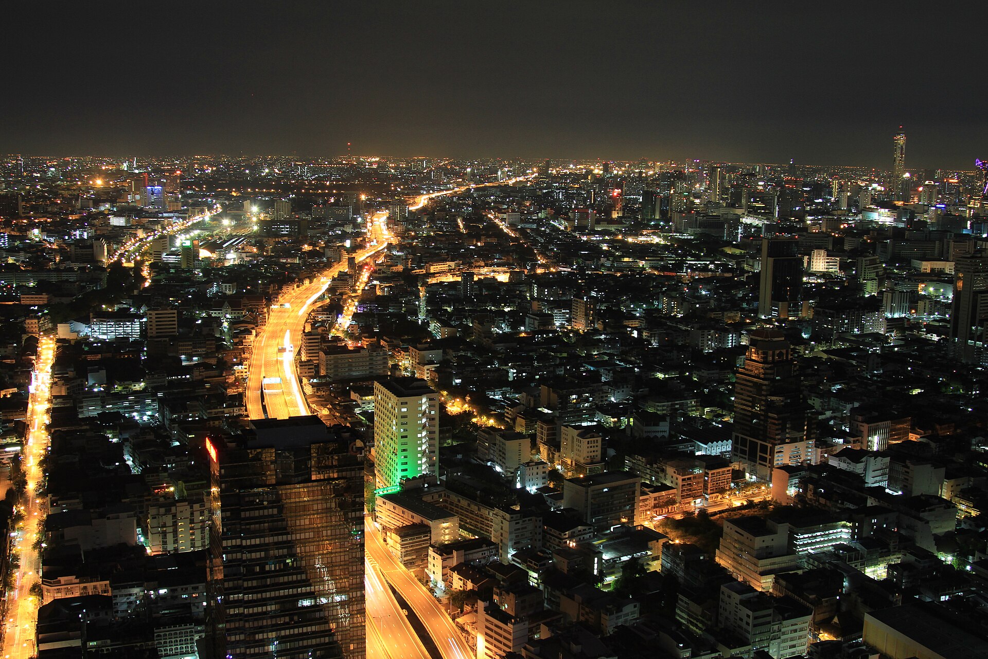 曼谷 Silom Bang Rak 一帶的夜間街景,帕蓬周邊入夜後人潮混雜