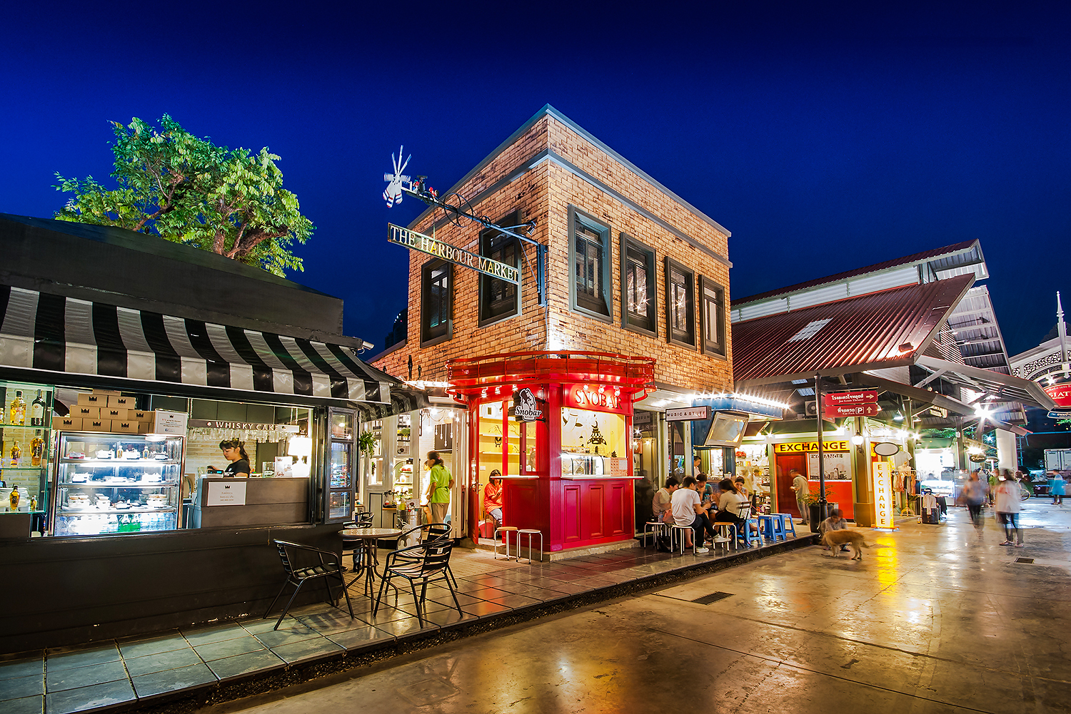 曼谷 Asiatique 河濱夜市的夜景,是帕蓬之外坐得下來的替代選擇