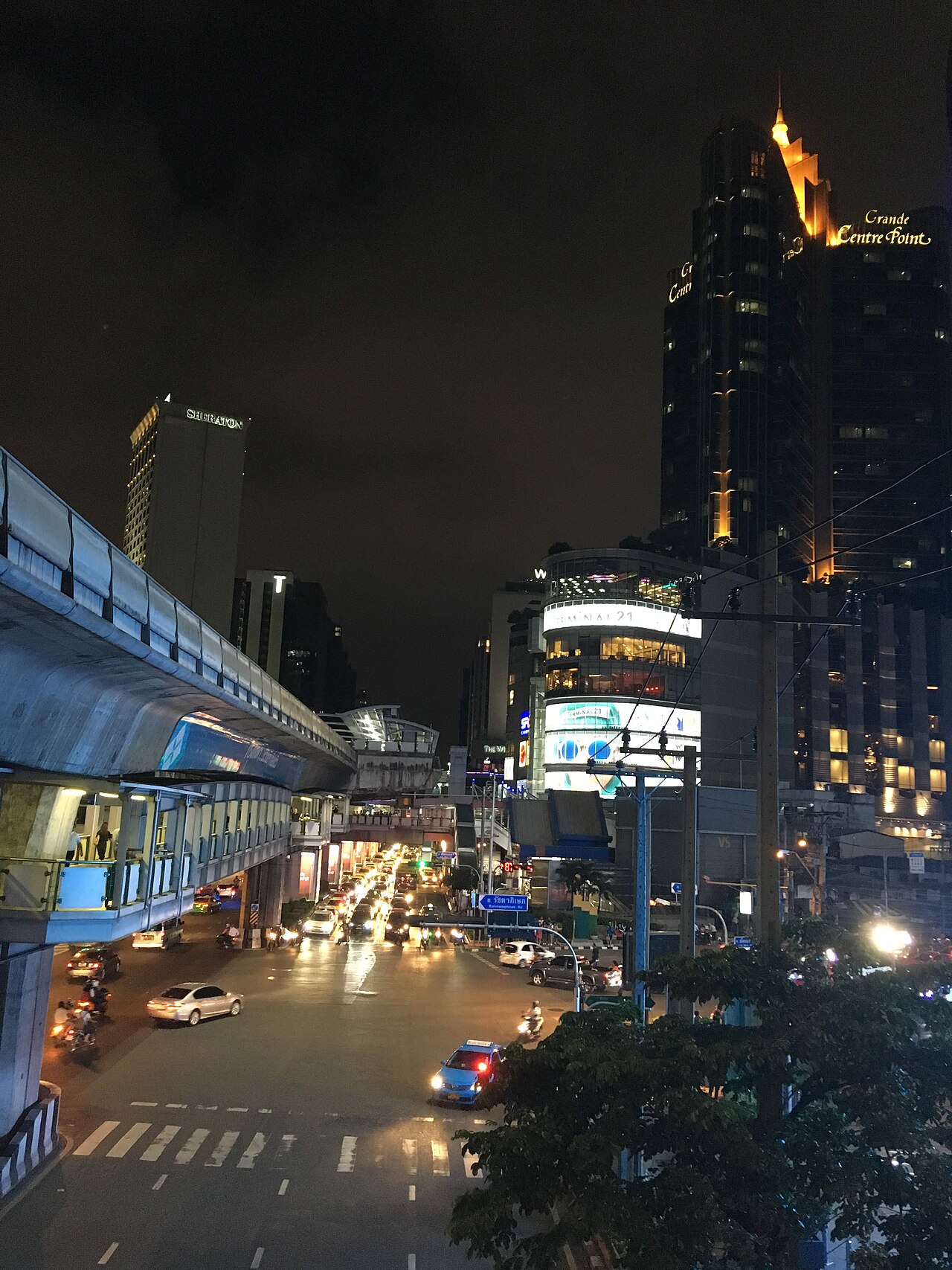 曼谷素坤逸路街景，泰國按摩店最密集的區域之一