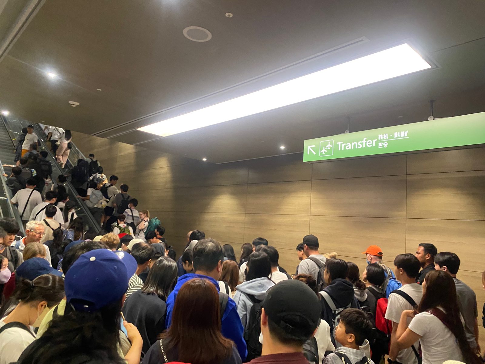 仁川機場入境排隊人潮