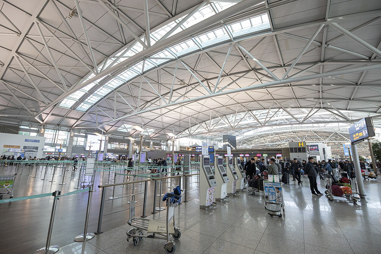仁川機場出境大廳,計程車與包車排班區附近