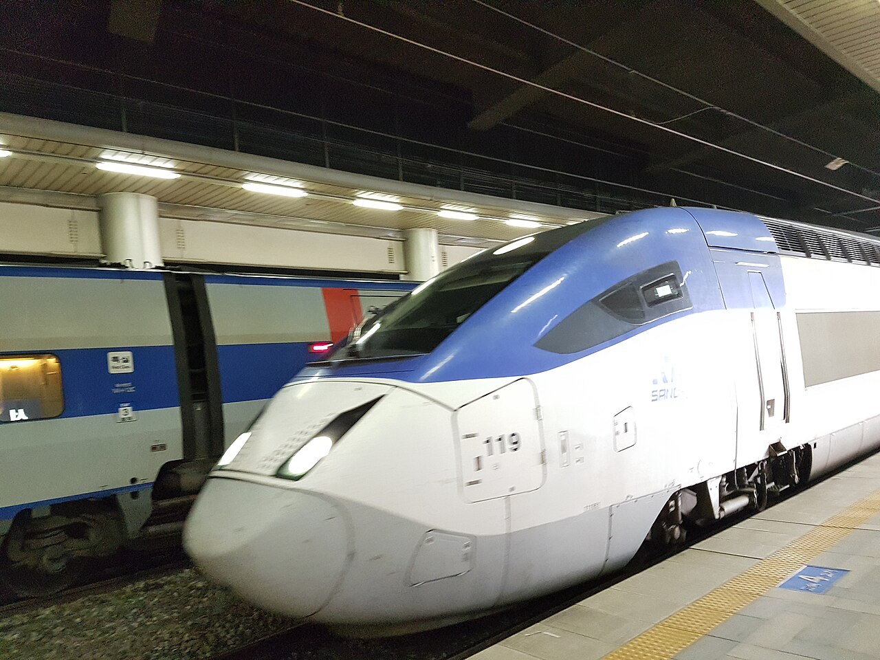 首爾站月台上的列車,深夜之後大眾運輸選項變少