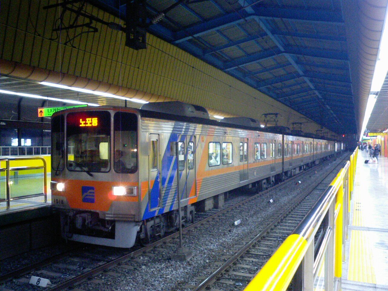 釜山地鐵1號線列車進站